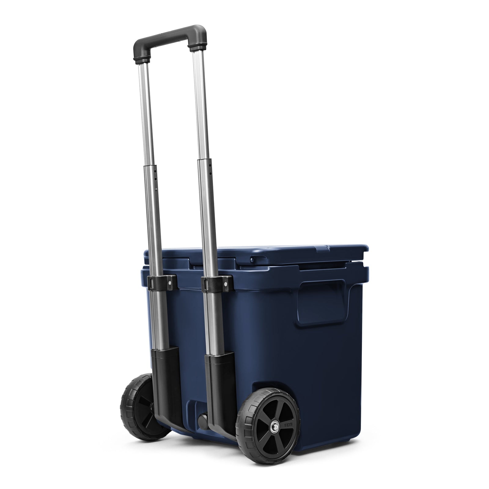 Die YETI® Kühlbox Roadie 48 - Navy ist eine rechteckige, dunkelblaue Kühlbox mit zwei großen schwarzen Rädern und verlängerten silbernen Teleskopgriffen zum einfachen Ziehen und Transportieren.