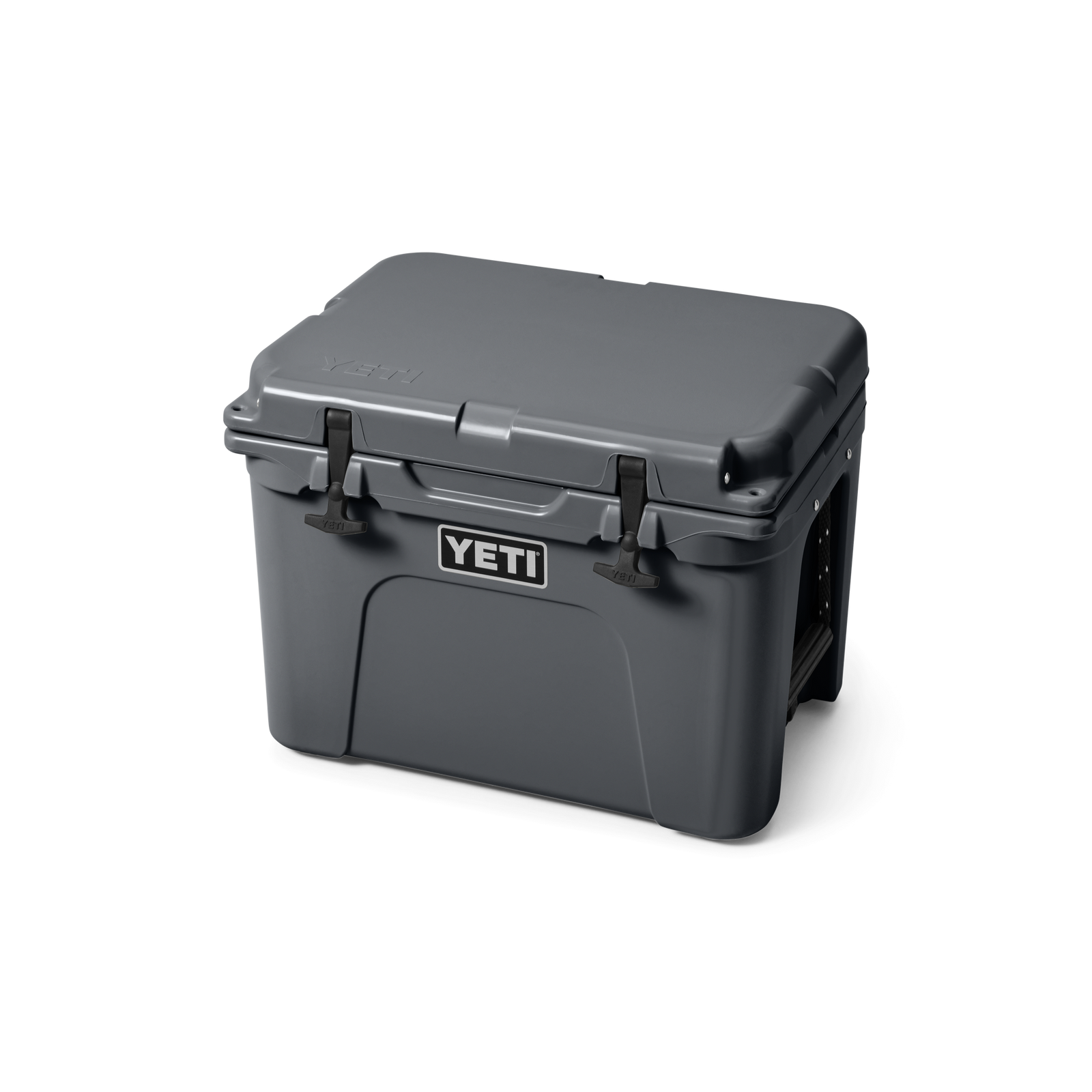 Eine YETI® Kühlbox Tundra 35 - Charcoal mit PermaFrost Isolierung, Scharnierdeckel und zwei schwarzen Frontverschlüssen wird vor einem schlichten weißen Hintergrund dargestellt.