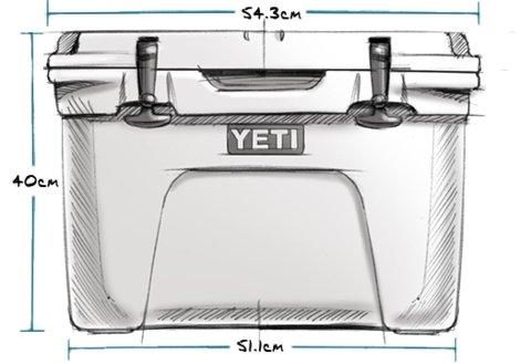 Eine Skizze der YETI® Kühlbox Tundra 35 - Charcoal mit PermaFrost Isolierung zeigt, dass sie oben 54,3 cm breit, unten 51,1 cm und 40 cm hoch ist. Auf der Vorderseite befinden sich zwei Verschlüsse und das YETI-Logo.