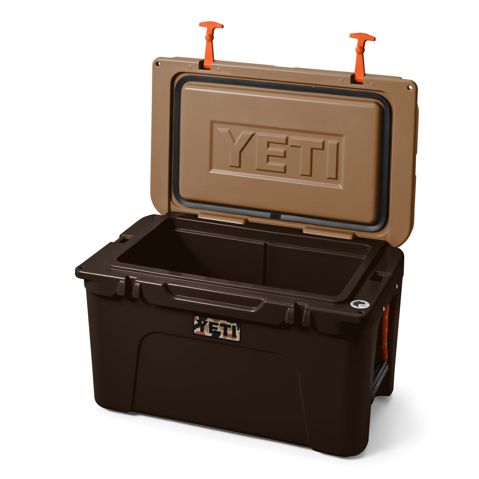 Eine YETI® Kühlbox Tundra 45 in Wetlands Camo zeigt bei geöffnetem Deckel einen geteilten Innenraum und zwei orangefarbene Griffe. Die Premium-Kühlbox trägt das YETI-Logo sowohl auf der Vorderseite als auch auf dem Deckel.