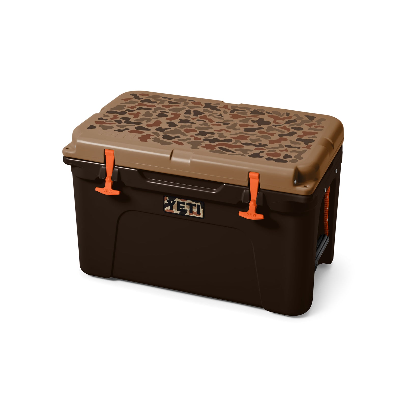 Abgebildet ist eine große, rechteckige YETI® Kühlbox Tundra 45 - Wetlands Camo mit dunkelbraunem Boden, orangefarbenen Verschlüssen und einem hellbraunen Deckel mit Tarnmuster auf weißem Hintergrund.