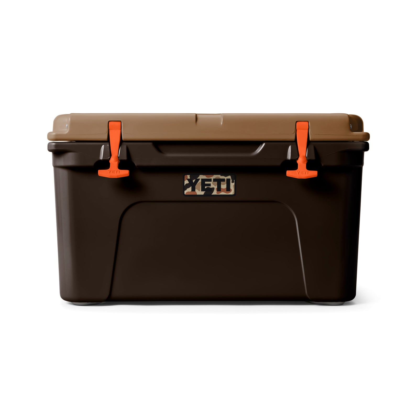 Die YETI® Kühlbox Tundra 45 - Wetlands Camo zeichnet sich durch ein rechteckiges Design mit dunkelbraunem Boden, hellbraunem Deckel und zwei orangefarbenen Verschlüssen aus - eine ideale Premium-Kühlbox für Ihre Abenteuer, die vor einem weißen Hintergrund steht.