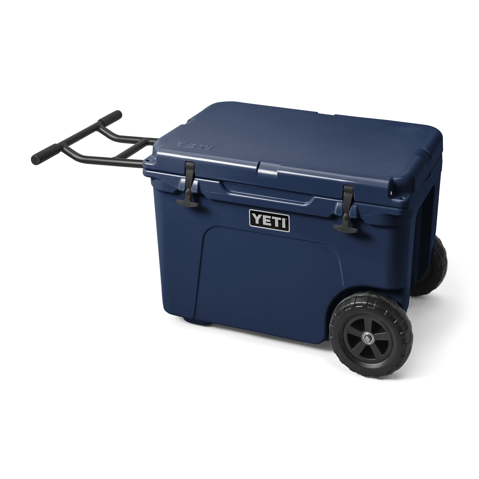 Die YETI® Kühlbox Tundra Haul - Navy verfügt über einen aufklappbaren Deckel, große schwarze Räder und einen schwarzen Metall-Ziehgriff für einfachen Transport - perfekt für jedes Abenteuer.