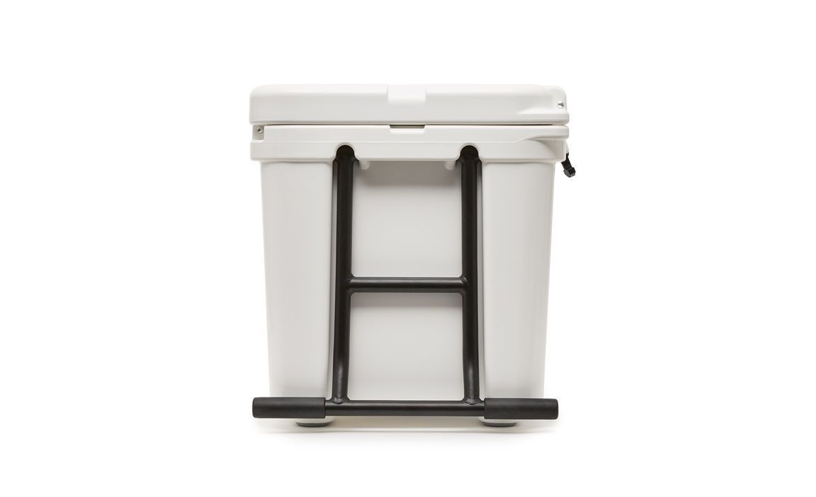 Vorderansicht der weißen YETI® Kühlbox Tundra Haul by YETI mit einem schwarzen, H-förmigen Metallgestell, das an der Außenseite angebracht ist, vor weißem Hintergrund.