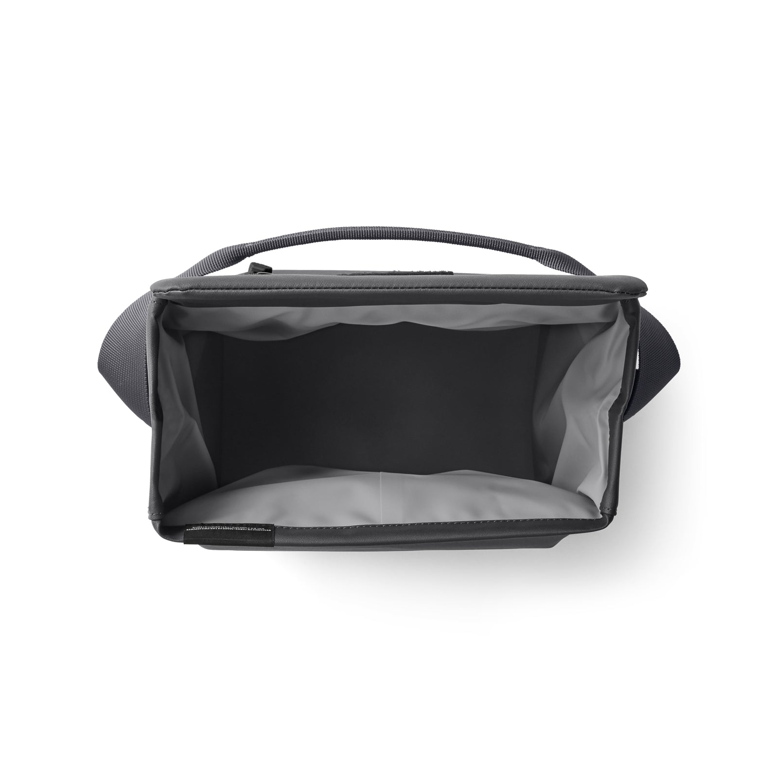 Draufsicht auf die YETI® Kühltasche Daytrip Lunch Bag 6L in Charcoal mit geräumigem schwarzem und grauem Innenraum, Tragegriff und Schultergurt auf weißem Hintergrund. Eine stilvolle Kühltasche von YETI.