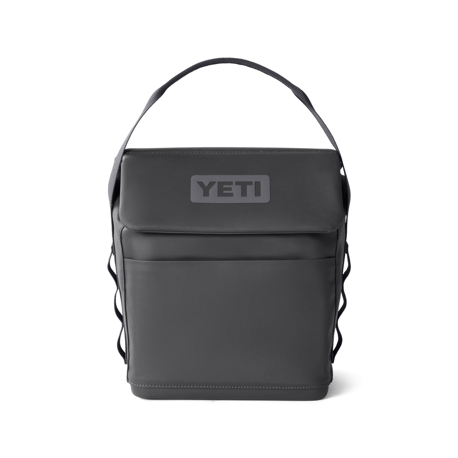 Die YETI® Kühltasche Daytrip Lunch Bag 6L in Charcoal ist auf weißem Hintergrund abgebildet und verfügt über einen Tragegriff oben, eine Vordertasche, seitliche Schlaufen und das YETI-Logo auf der Frontklappe.
