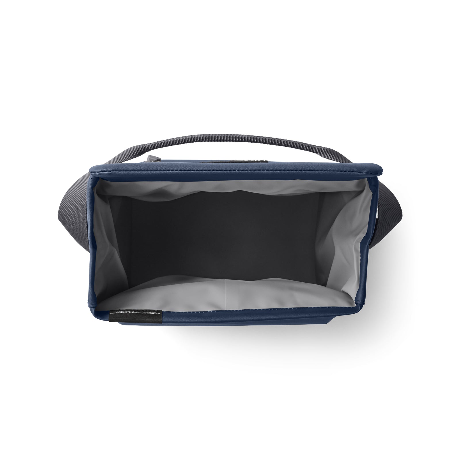 Draufsicht auf die leere YETI® Kühltasche Daytrip Lunch Bag 6L - Navy, mit rechteckiger Form, grauem Innenraum, blauer Verzierung und grauem Griff - perfekt, um Ihr Mittagessen stilvoll zu transportieren. Marke: YETI.