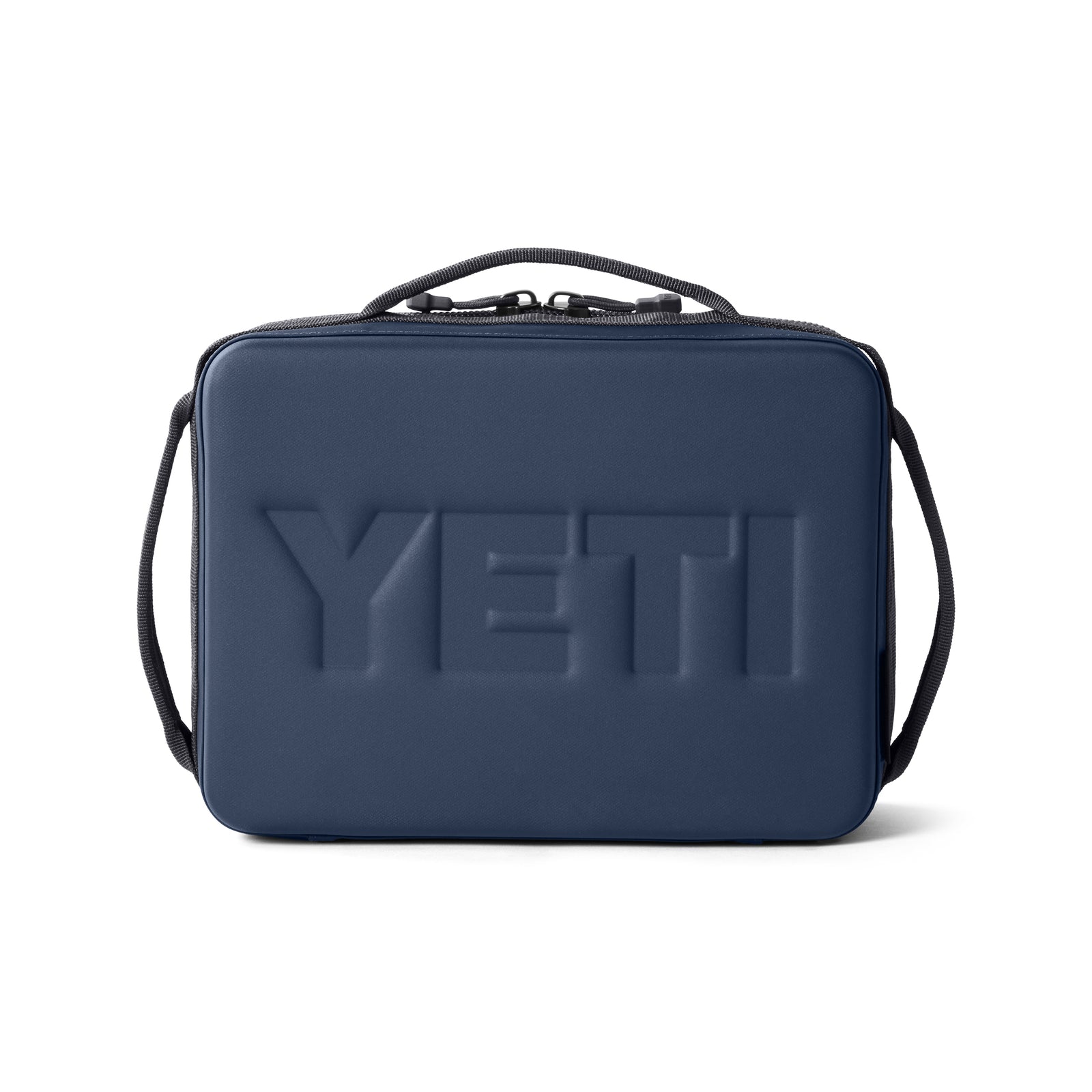 Die YETI® Kühltasche Daytrip Lunch Box 5L in navy ist eine rechteckige Lunchbox mit stabilem Tragegriff und Schultergurt. Auf der Vorderseite dieser stilvollen und praktischen Isoliertasche ist "YETI" eingeprägt.