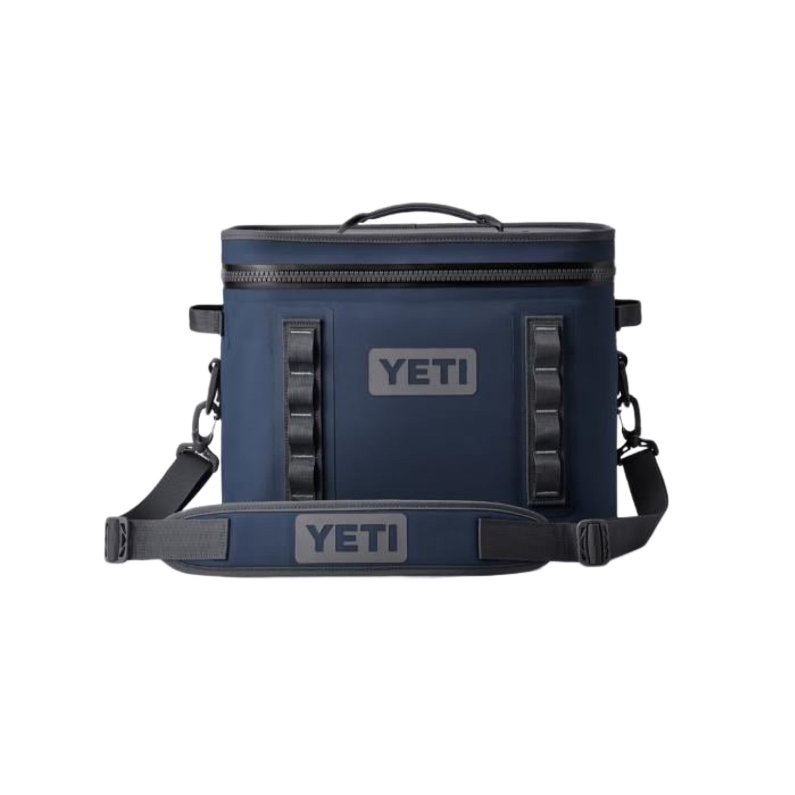 Die YETI® Kühltasche Hopper Flip® 12 - Navy ist eine weiche Kühltasche mit Schultergurt, Reißverschluss und Befestigungsschlaufen auf der Vorderseite. Das YETI-Logo befindet sich auf der Vorderseite und auf dem Gurt.