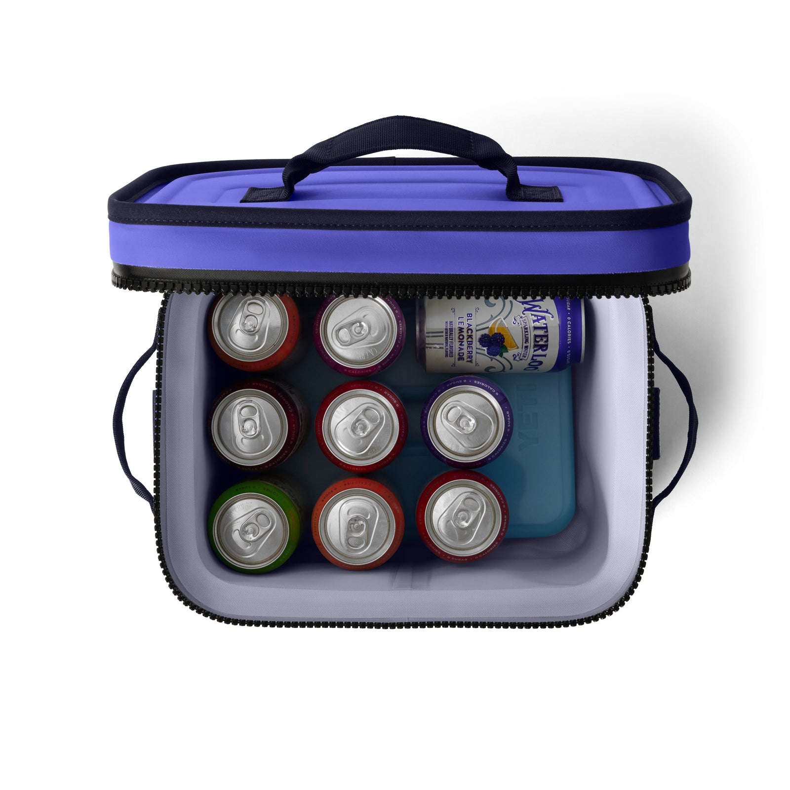 Draufsicht auf eine geöffnete YETI® Kühltasche Hopper Flip® 12 in Ultramarine Violett von YETI, mit neun verschiedenen Dosen, einer größeren Dose und einem blauen Kühlakku im Inneren. Die Kühltasche hat einen Griff und einen Reißverschluss am Rand.