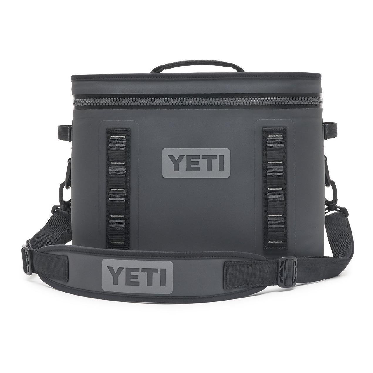 Die YETI® Kühltasche Hopper Flip® 18 in Charcoal verfügt über einen Reißverschluss an der Oberseite, einen verstellbaren Schultergurt, einen seitlichen Griff und das YETI-Logo auf der Vorderseite und dem Schulterpolster.