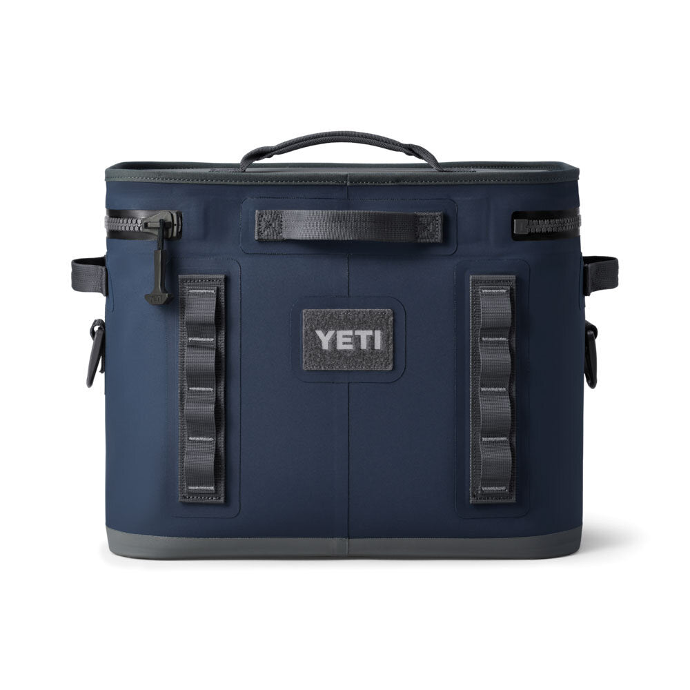 Die YETI® Kühltasche Hopper Flip® 18 - Navy ist eine weiche Kühltasche mit einem Reißverschluss oben, einem stabilen Griff, seitlichen Tragegriffen und Befestigungsschlaufen vorne. Das YETI-Logo ist mittig auf der Vorderseite angebracht.
