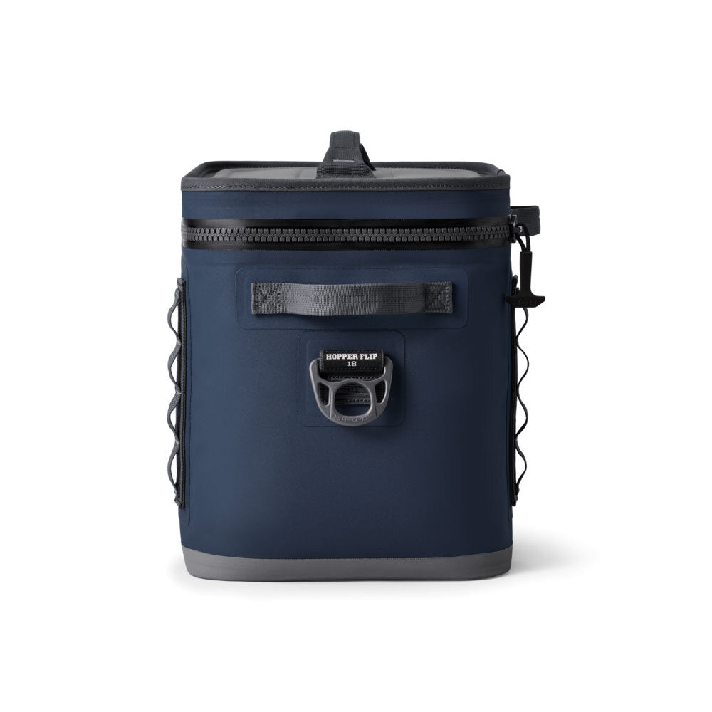 Eine rechteckige, marineblaue YETI® Kühltasche Hopper Flip® 18 Soft Cooler mit Reißverschluss oben, schwarzem Griff und seitlichen Bungee-Kordeln ist vor einem weißen Hintergrund abgebildet.
