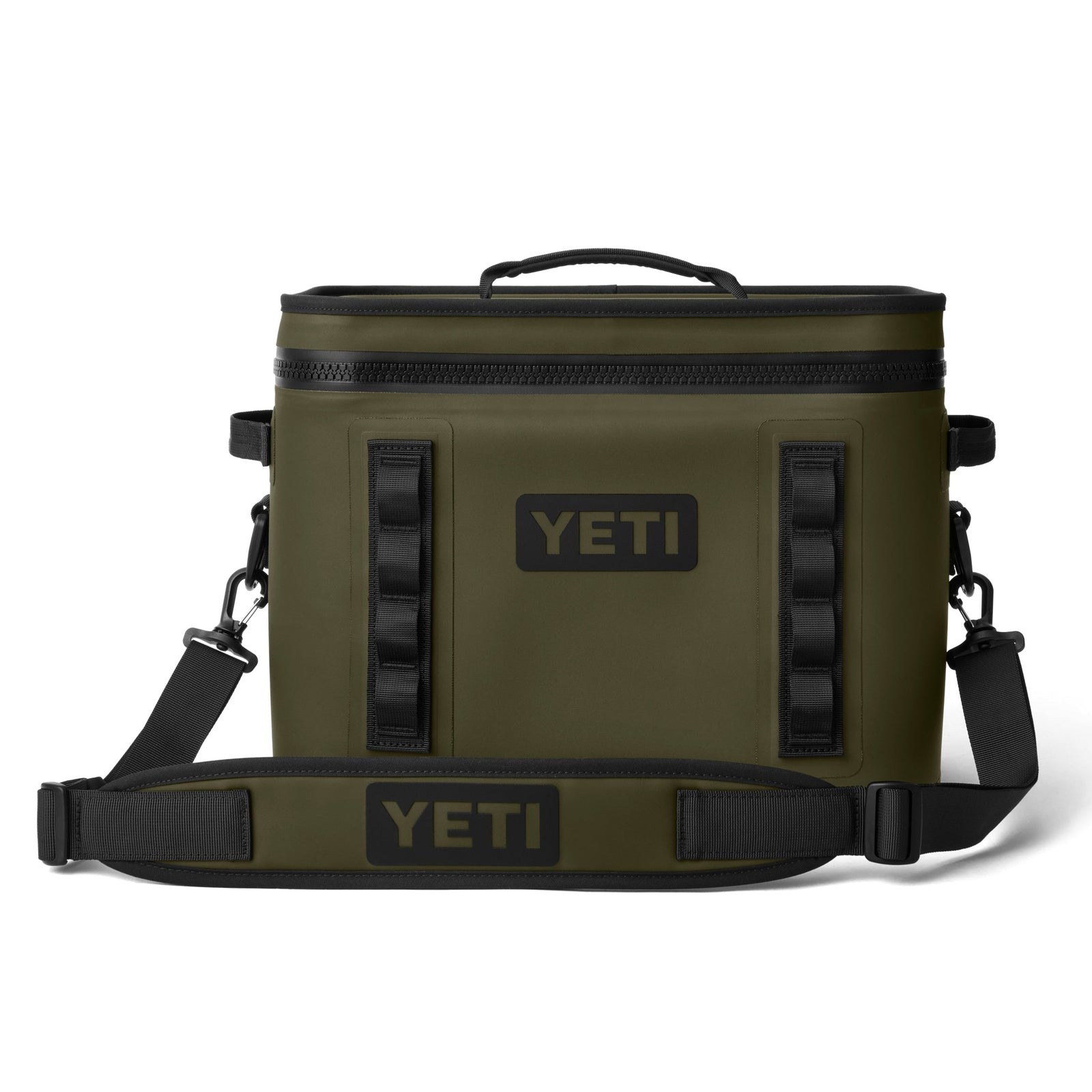 Die YETI® Kühltasche Hopper Flip® 18 in Olive verfügt über einen Schultergurt, schwarze Griffe und YETI-Logoaufnäher auf der Vorderseite und dem Gurt, die auf weißem Hintergrund zu sehen sind.