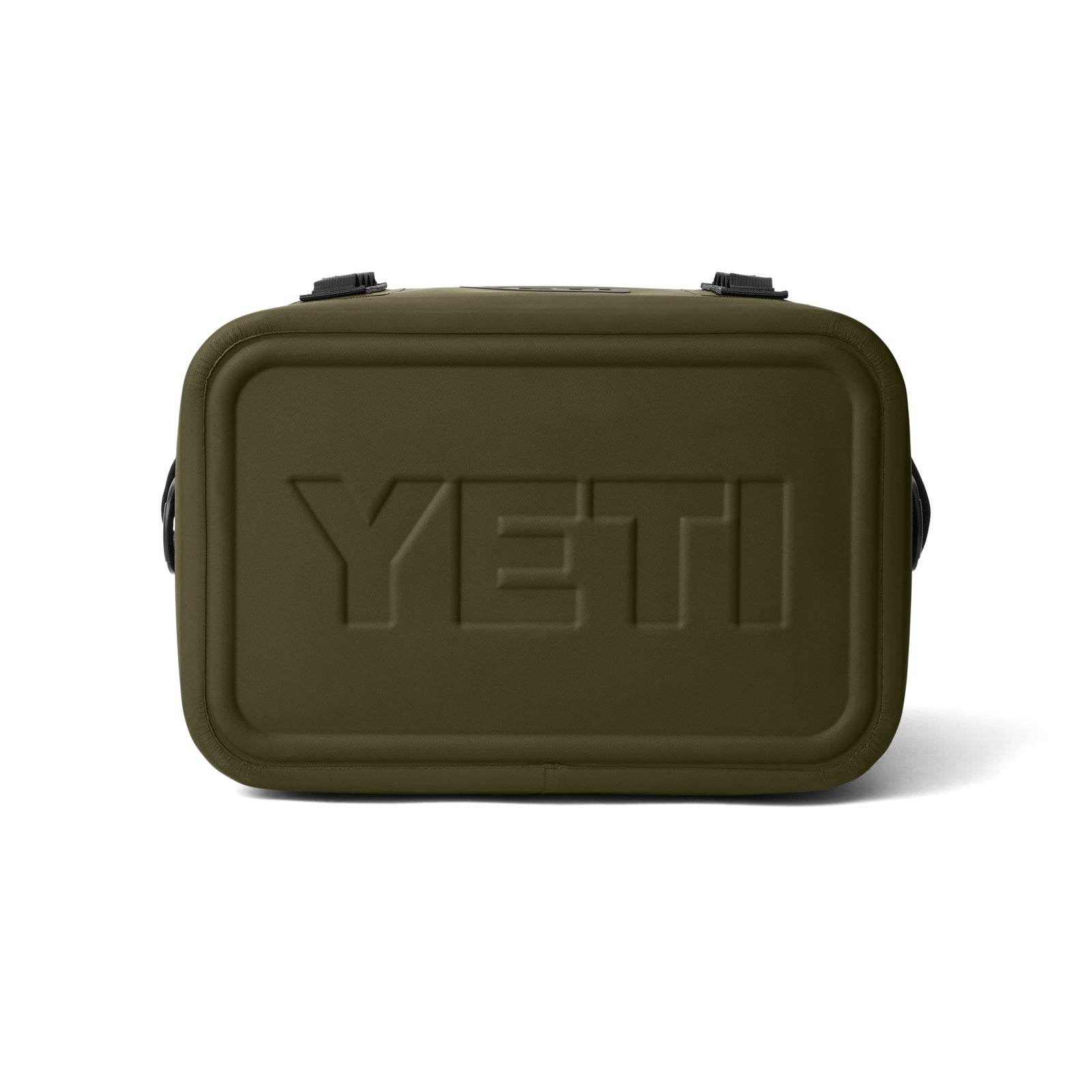 Die YETI® Kühltasche Hopper Flip® 18 in oliv ist eine rechteckige weiche Kühltasche, die von vorne mit einem großen geprägten YETI-Logo und schwarzen Clips an der Oberseite zu sehen ist.
