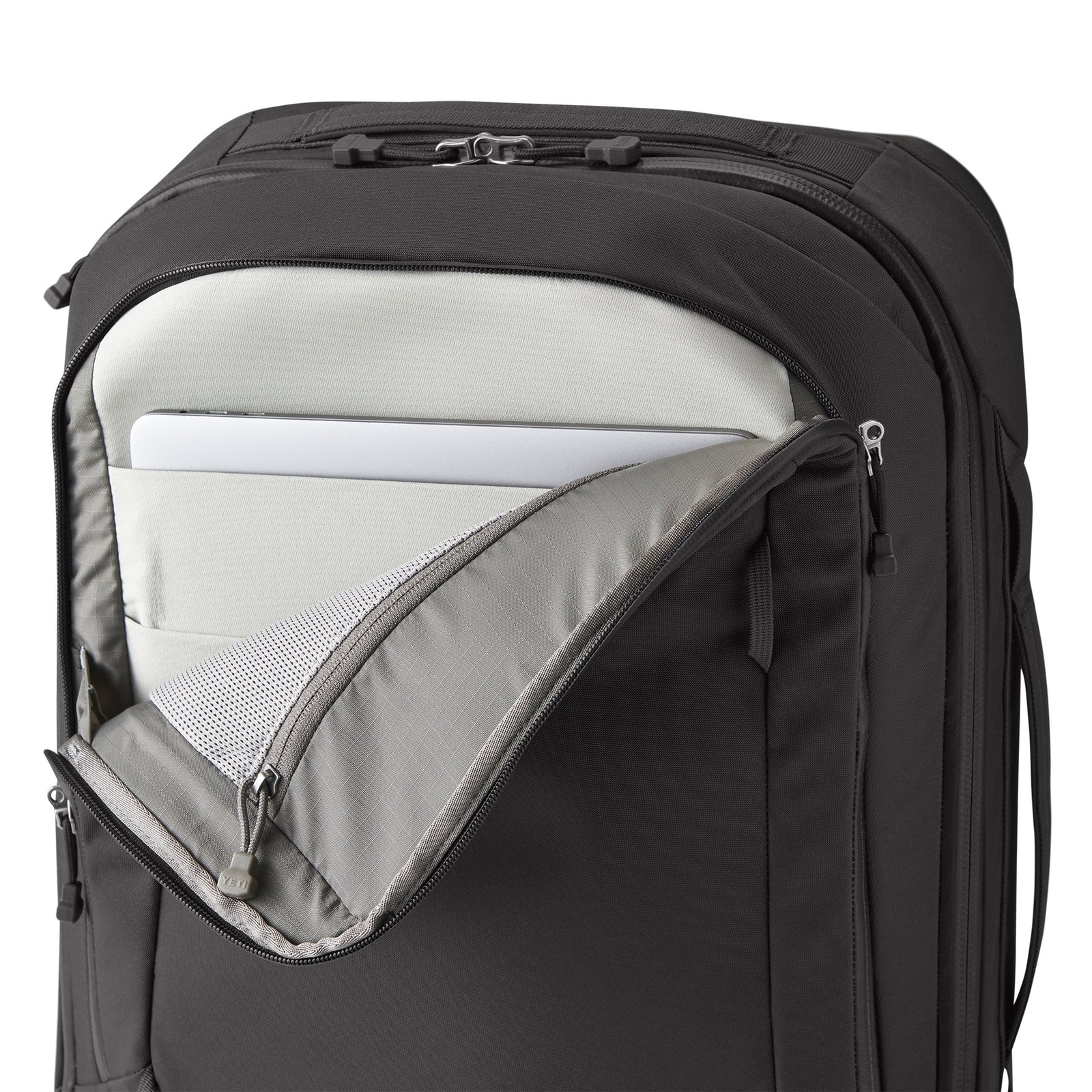Der YETI® Koffer Crossroads® 22 - Black verfügt über ein Frontfach mit weißer, gepolsterter Hülle für Ihren Laptop und Ihr Tablet und ist damit der perfekte Trolley für Reisen oder das tägliche Pendeln.