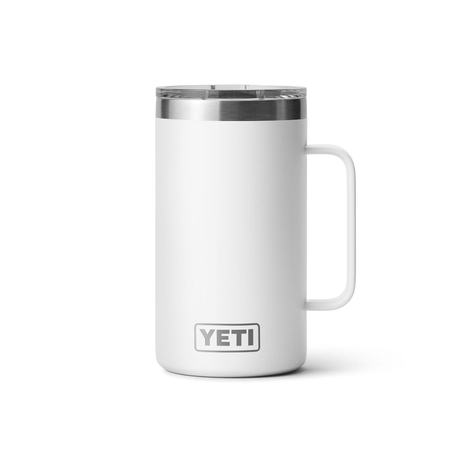 Ein weißer YETI® Krug Rambler 24 Oz aus Edelstahl mit Henkel und transparentem MagSlider Deckel steht vor weißem Hintergrund. Das YETI-Logo ist auf der Vorderseite sichtbar.