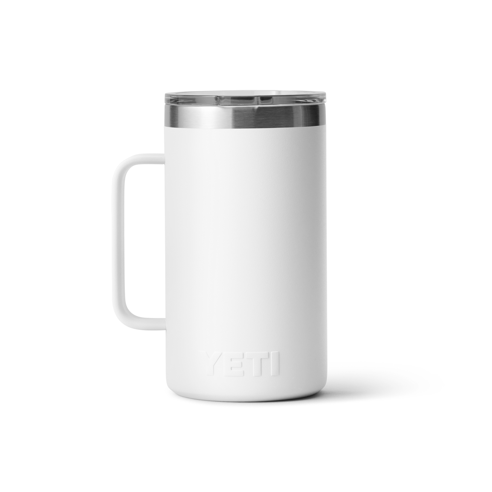 Der YETI® Krug Rambler 24 Oz Reisebecher in Weiß besteht aus isoliertem Edelstahl, hat einen Henkel und einen klaren, flachen MagSlider-Deckel, mit geprägtem YETI-Branding in der Nähe des Bodens, auf einem schlichten, hellen Hintergrund.