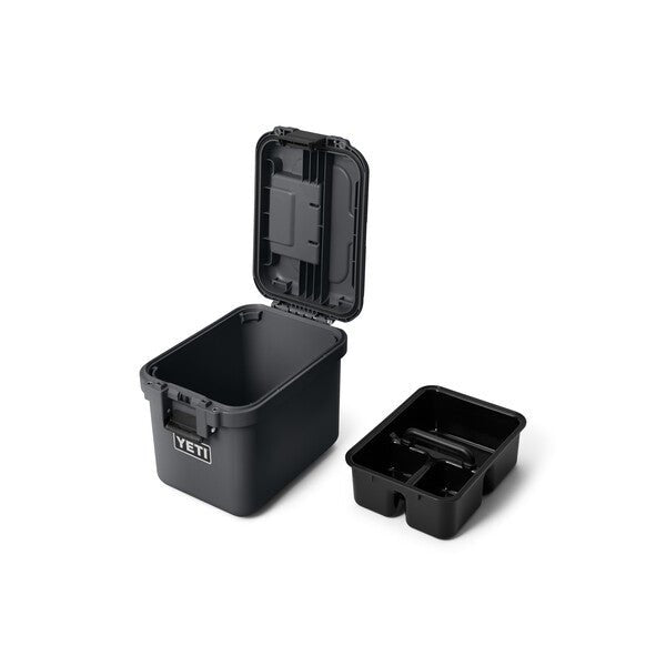 Eine YETI® LoadOut GoBox 15 - Charcoal von YETI ist geöffnet auf weißem Hintergrund abgebildet, daneben befindet sich das herausnehmbare schwarze Tablett. Die leere, wasserfeste Ausrüstungsbox unterstreicht ihr schlankes Design und ihre organisatorischen Eigenschaften.