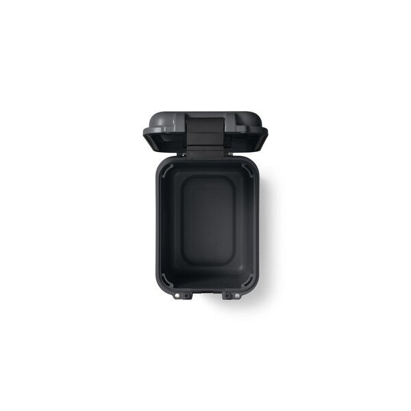 Die YETI® LoadOut GoBox 15 in Charcoal wird von oben mit geöffnetem Deckel gezeigt, der einen leeren Innenraum offenbart. Diese kompakte Box von YETI ist langlebig und wasserfest - perfekt für die Aufbewahrung von kleiner Ausrüstung oder Elektronik.