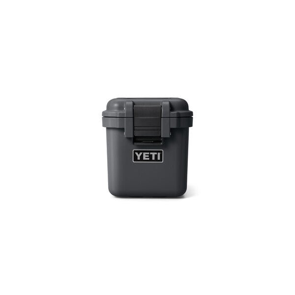Die YETI® LoadOut GoBox 15 in Charcoal verfügt über einen stabilen Deckel und zwei große Frontverschlüsse, die auf weißem Hintergrund abgebildet sind. Das YETI-Logo ist auf der Vorderseite dieser robusten, wasserdichten Getriebebox sichtbar.
