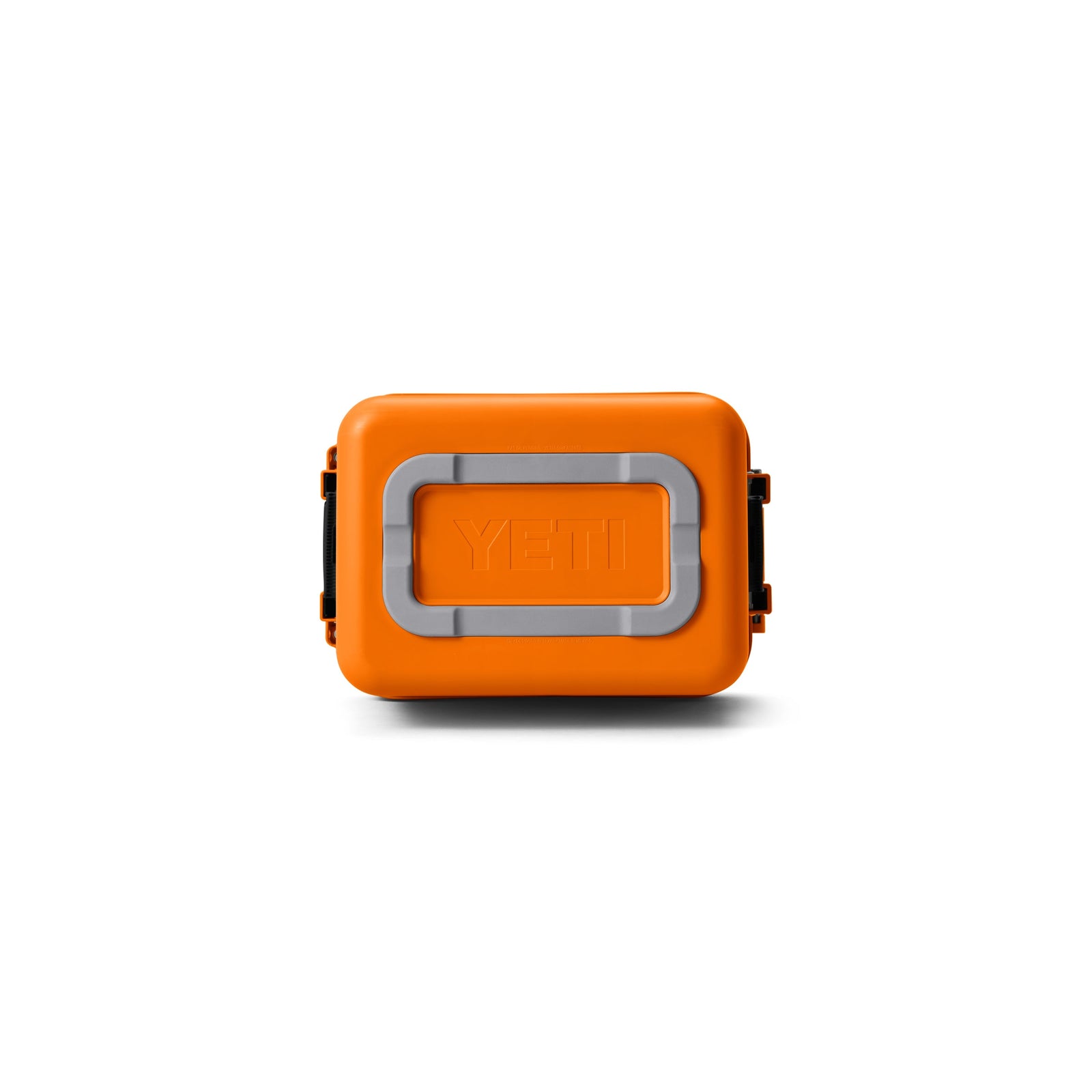 Die YETI® LoadOut GoBox 15 - King Crab Orange, eine rechteckige, leuchtend orangefarbene wasserdichte Ausrüstungskiste mit grauen Akzenten und dem YETI-Logo auf der Vorderseite, ist vor einem schlichten weißen Hintergrund abgebildet.