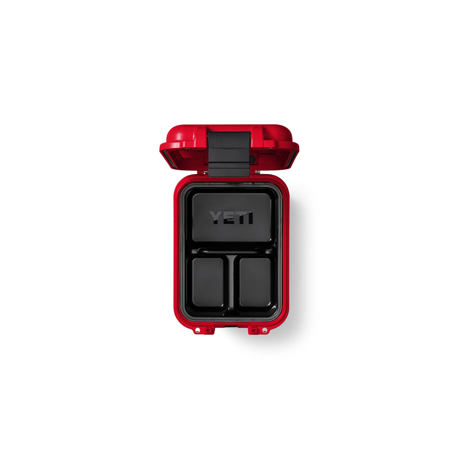 Die YETI® LoadOut GoBox 15 in Rescue Red ist offen und zeigt ein schwarzes Fach mit drei Fächern und dem YETI-Logo auf dem größten Fach. Perfekt als Outdoor-Aufbewahrungsbox, hebt sie sich deutlich von dem weißen Hintergrund ab.