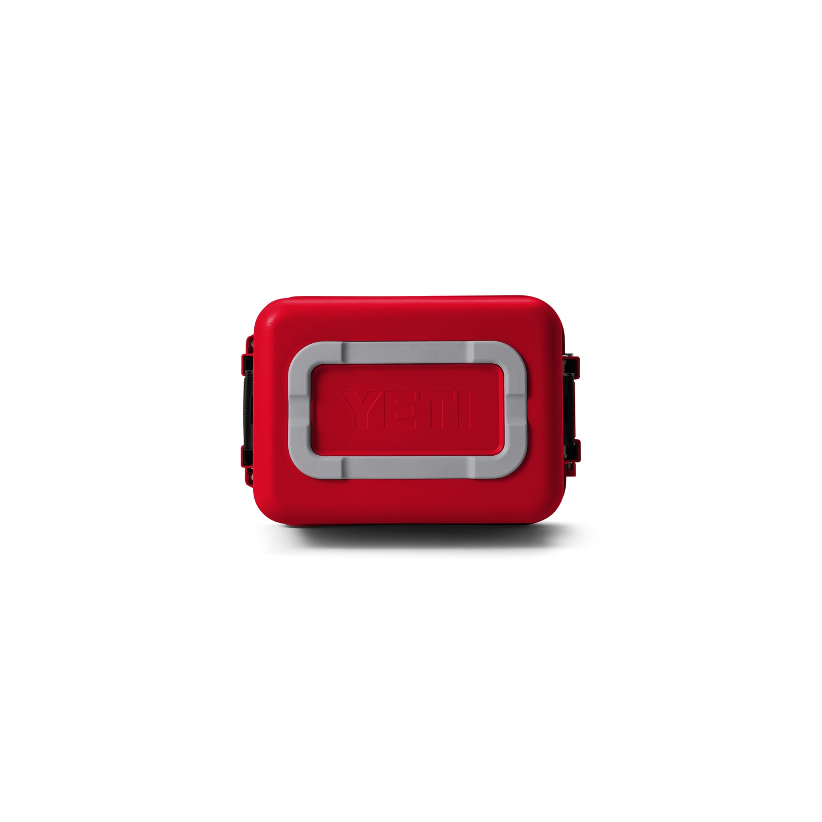 Die YETI® LoadOut GoBox 15 in Rescue Red ist eine rechteckige Lunchbox mit grauem Griff und Verschluss, die sich perfekt als Outdoor-Aufbewahrungsbox für Ihre Abenteuer eignet - hier auf einem schlichten weißen Hintergrund.