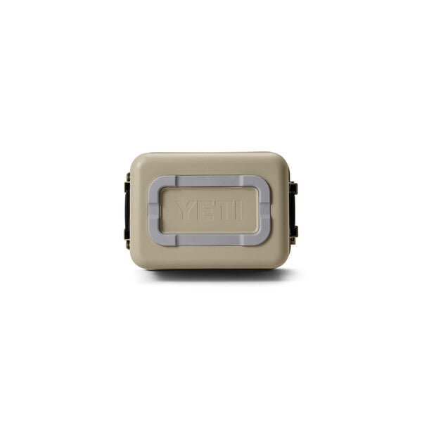 Die YETI® LoadOut GoBox 15 - Tan, eine rechteckige Getriebebox mit schwarzen Seitenverschlüssen und einer grau umrandeten Frontplatte, ist vor einem weißen Hintergrund abgebildet.