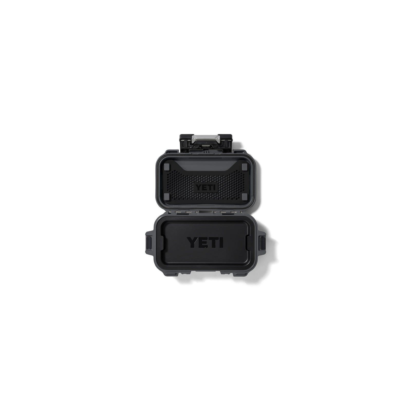 Eine YETI® LoadOut GoBox 1 Ausrüstungsbox in Charcoal ist auf weißem Hintergrund geöffnet und zeigt ihr robustes Innenleben und das YETI Branding - ideal als wasserdichte Aufbewahrungsbox.