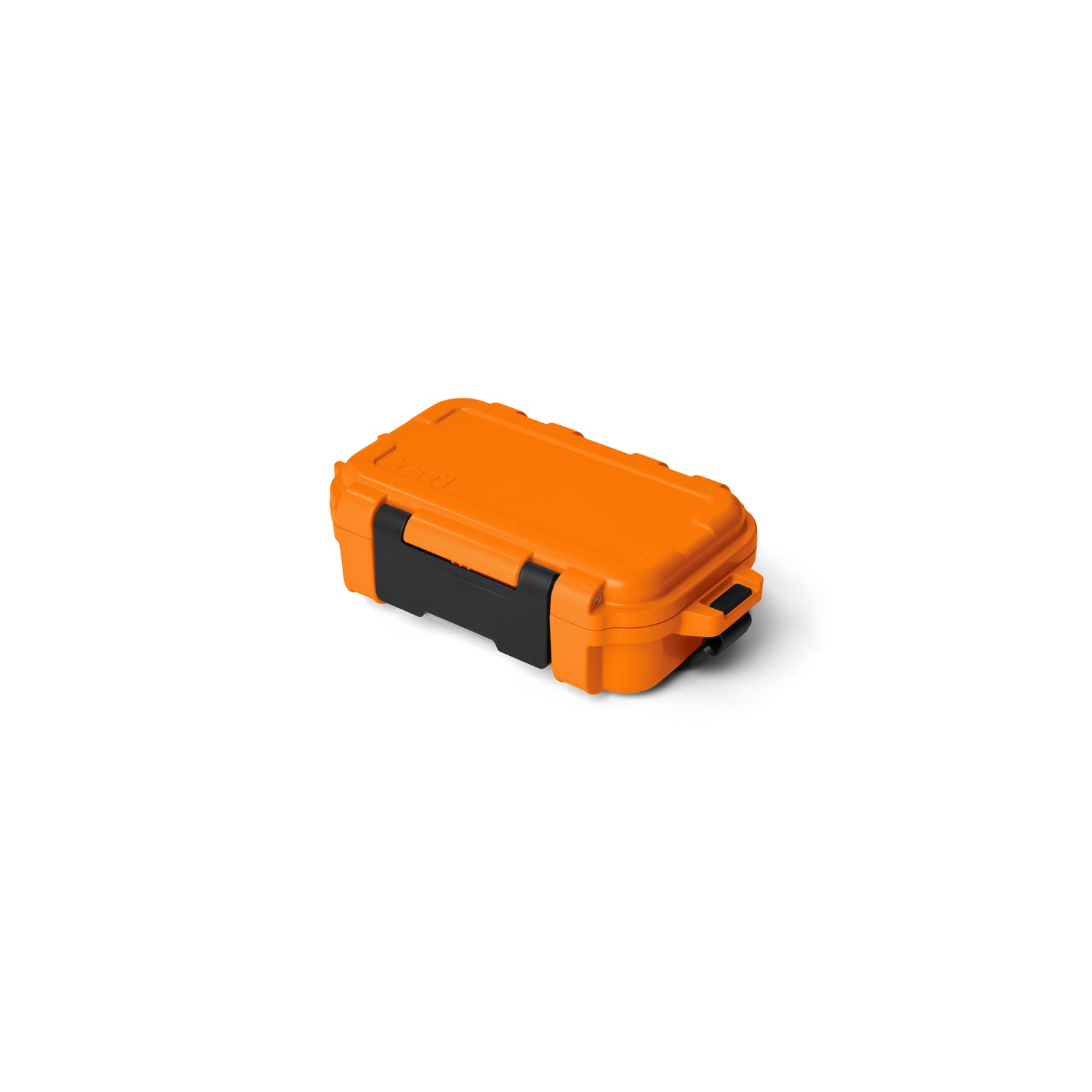 Abgebildet ist eine kompakte, rechteckige YETI® LoadOut GoBox 1 Ausrüstungsbox - King Crab in leuchtendem Orange mit schwarzem Riegel und Griff auf weißem Hintergrund.