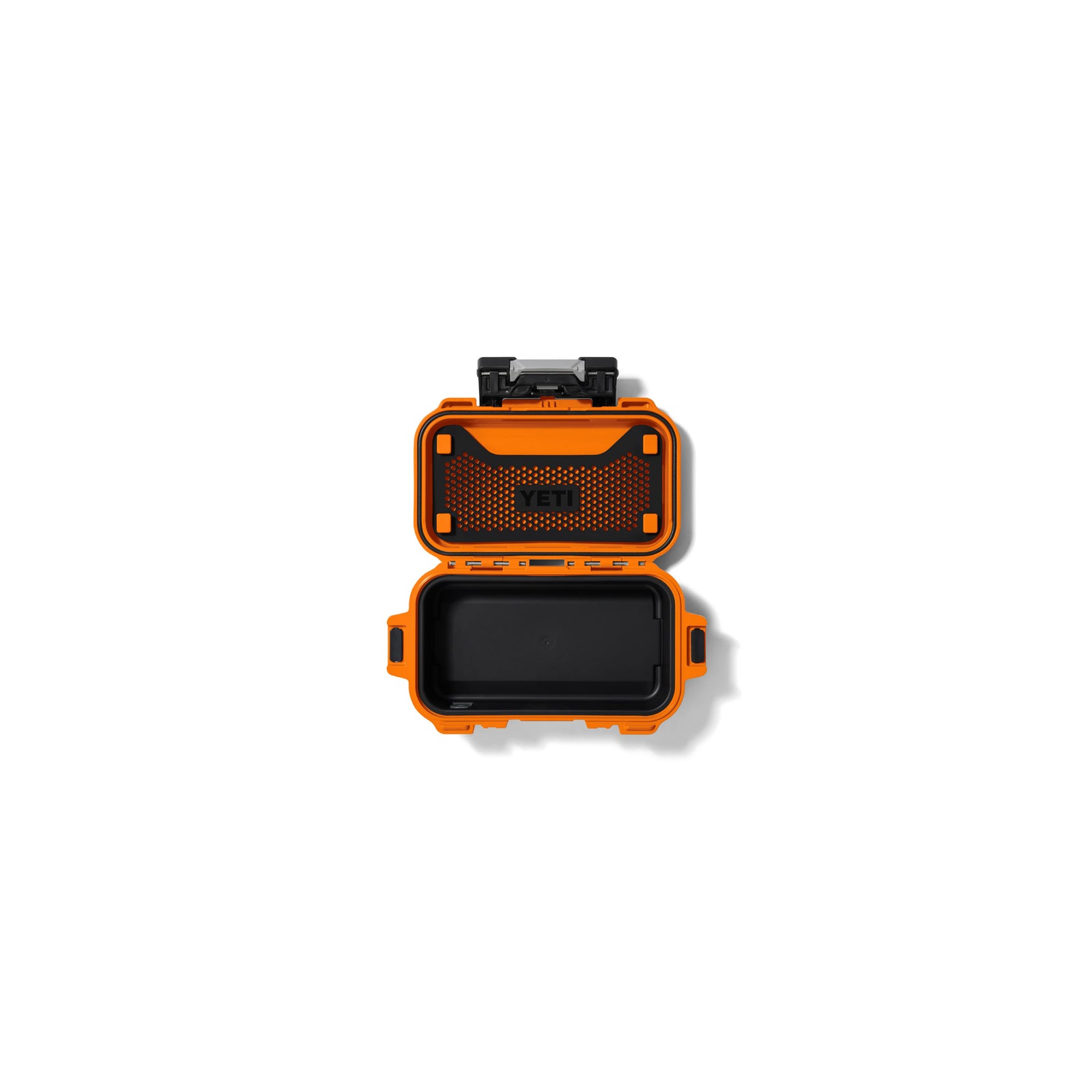 Eine orangefarbene YETI® LoadOut GoBox 1 Ausrüstungsbox - King Crab mit aufklappbarem Deckel ist geöffnet und leer vor einem weißen Hintergrund abgebildet.