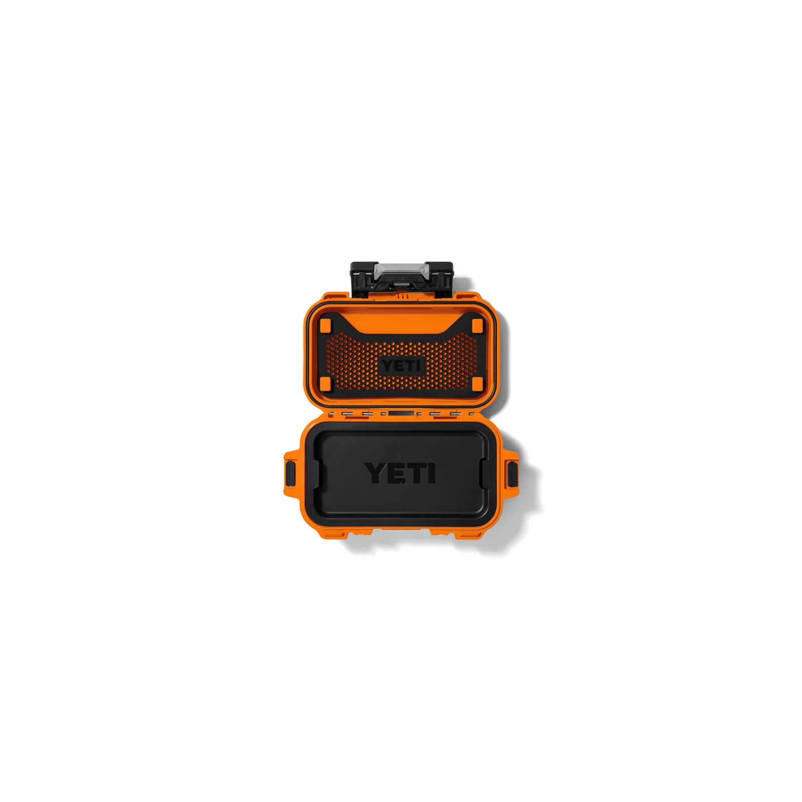 Die YETI® LoadOut GoBox 1 Ausrüstungsbox - King Crab ist offen dargestellt, mit schwarzem Schaumstoff-Innenleben und YETI-Logo auf Deckel und Boden, ideal als Outdoor-Aufbewahrungsbox, vor einem schlichten weißen Hintergrund.