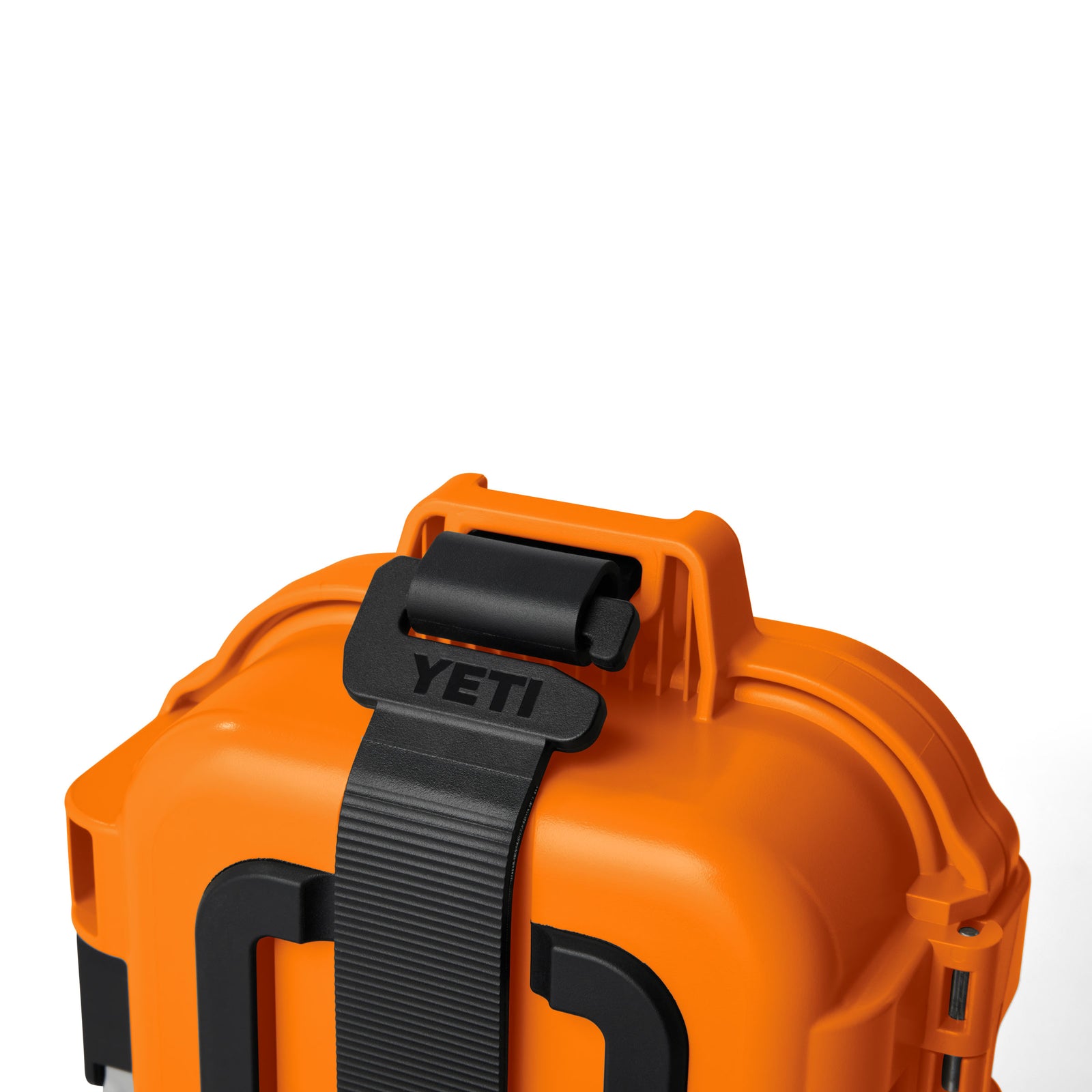 Nahaufnahme des oberen Teils der orangefarbenen YETI® LoadOut GoBox 1 Ausrüstungsbox - King Crab, die einen stabilen schwarzen Verschluss und Griff auf weißem Hintergrund zeigt.