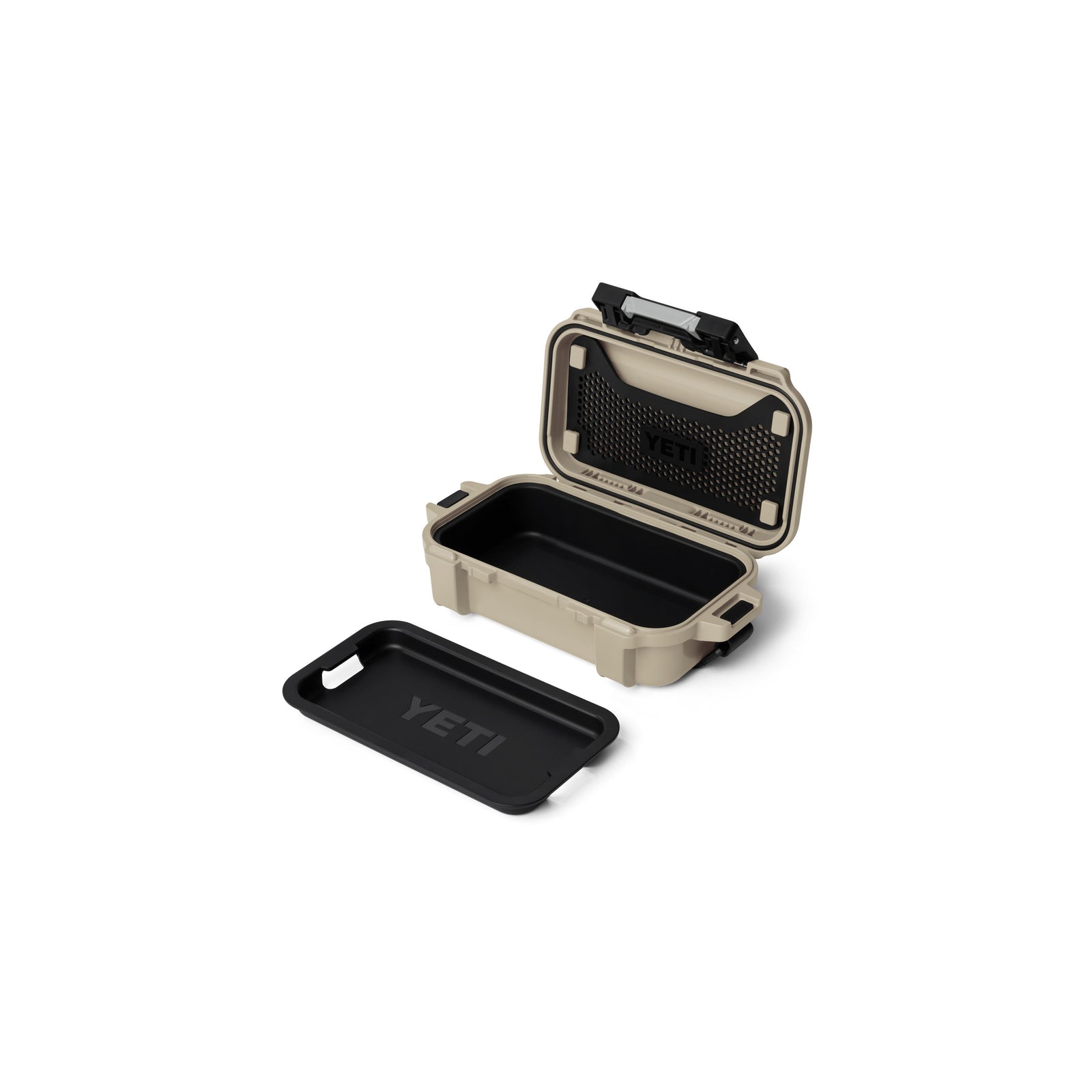 Die YETI® LoadOut GoBox 1 Ausrüstungsbox - Tan von YETI wird geöffnet gezeigt, mit einem schwarzen Innenraum, einem Mesh-Deckel und einem schwarzen Gummi-Handy-Einsatz daneben, alles auf einem weißen Hintergrund.