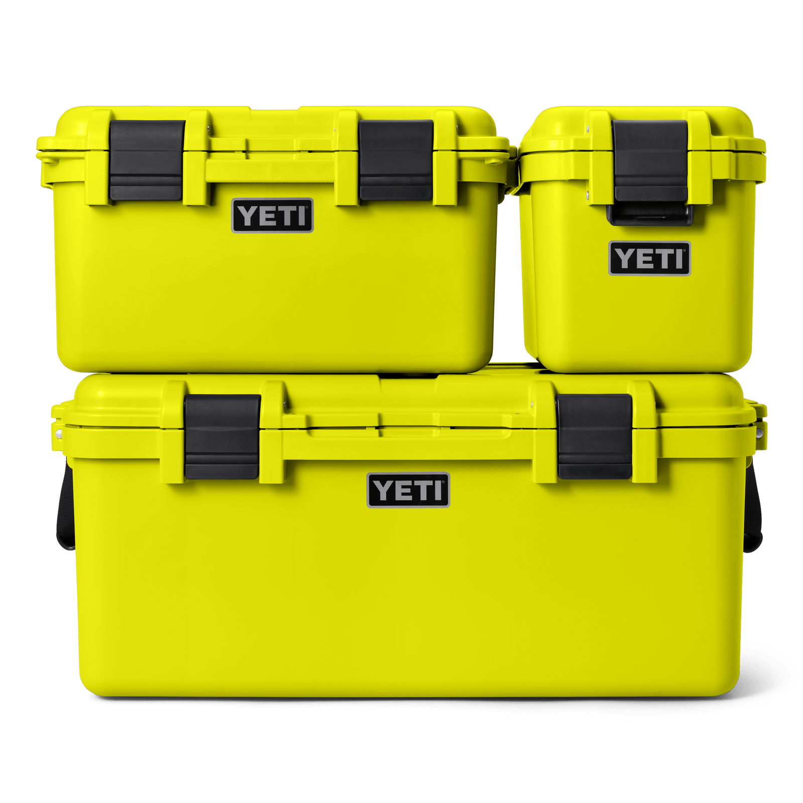 Drei Firefly Yellow YETI® LoadOut GoBox 30 Koffer mit schwarzen Verschlüssen, die zusammen gestapelt werden - ein großer Koffer unten und zwei oben - sind perfekt für Ihr nächstes Outdoor-Abenteuer.