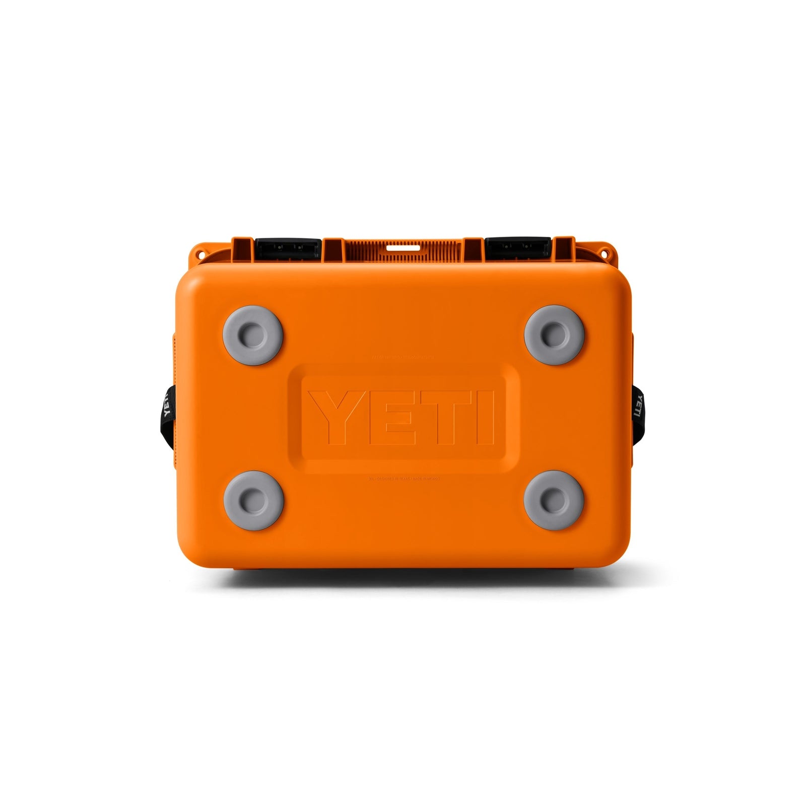 Die YETI® LoadOut GoBox 30 in King Crab Orange ist auf der Rückseite abgebildet. Sie zeigt vier graue runde Füße und das geprägte YETI-Logo mittig auf der Unterseite vor einem schlichten weißen Hintergrund.