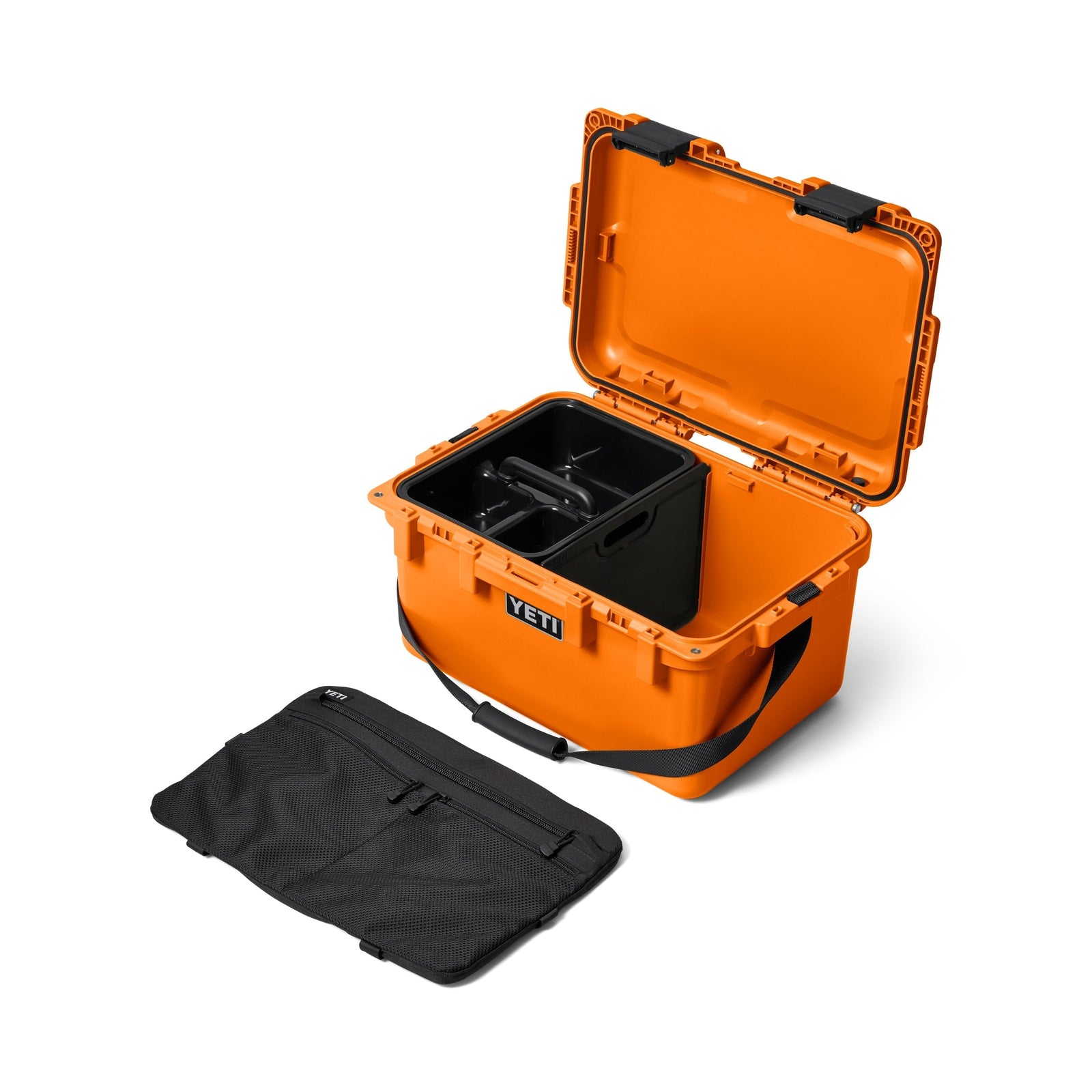 Die YETI® LoadOut GoBox 30 - King Crab Orange ist aufgeklappt dargestellt und zeigt eine schwarze Inneneinteilung und eine schwarze Tasche mit Reißverschluss neben dieser robusten Transportbox auf weißem Hintergrund.