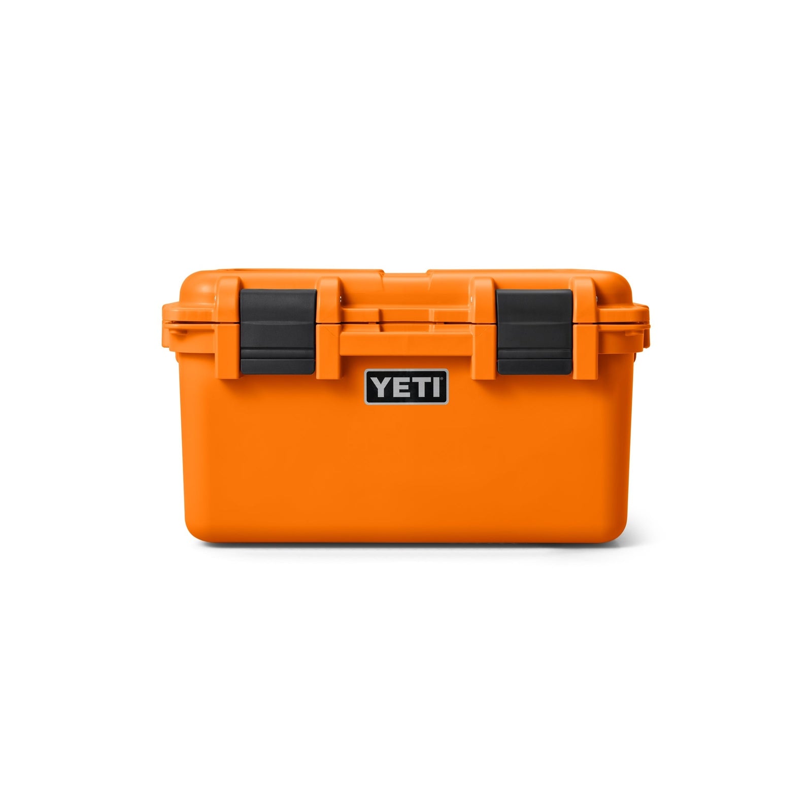 Die YETI® LoadOut GoBox 30 in King Crab Orange, eine Hartschalen-Transportbox mit zwei schwarzen Verschlüssen und dem YETI-Logo auf der Vorderseite, steht auf einem schlichten weißen Hintergrund.