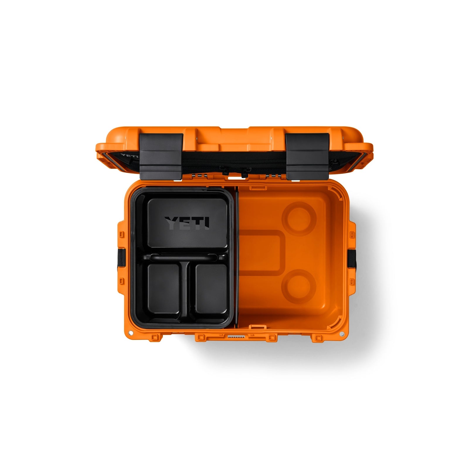 Eine geöffnete YETI® LoadOut GoBox 30 - King Crab Orange von YETI zeigt organisierte Fächer, darunter ein herausnehmbares schwarzes Tablett mit YETI-Etikett und kleinere Staufächer.