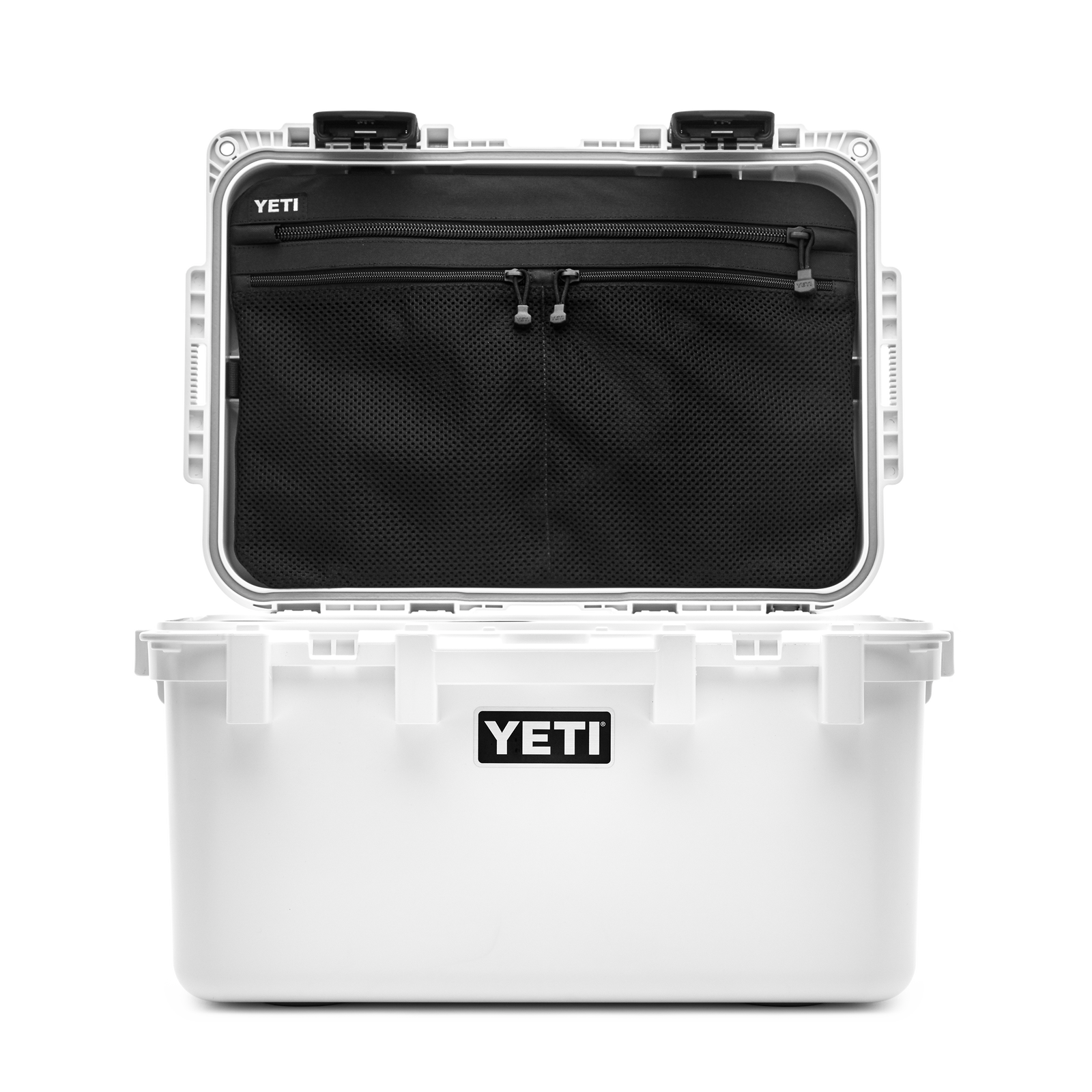 Die YETI® LoadOut GoBox 30 in Weiß ist mit geöffnetem Deckel abgebildet, der ein robustes Gear Case im Inneren offenbart. Das YETI-Logo erscheint auf der Vorderseite und im Inneren dieser vielseitigen Aufbewahrungsbox.