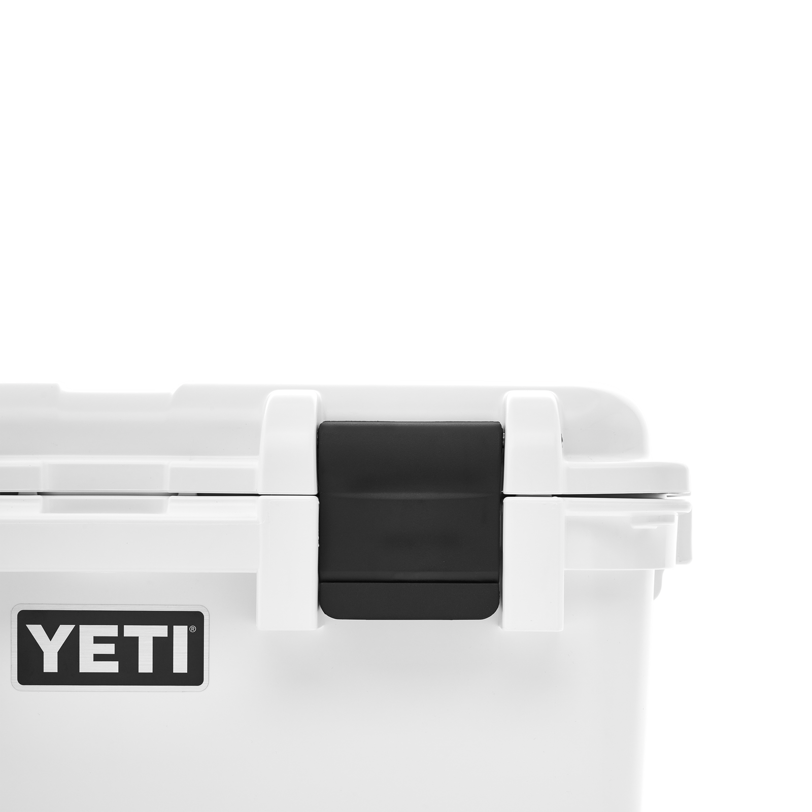 Nahaufnahme der YETI® LoadOut GoBox 30 - White, die den robusten schwarzen Verschluss und das YETI-Branding an der Seite hervorhebt. Das Gear Case steht vor einem schlichten, hellen Hintergrund.