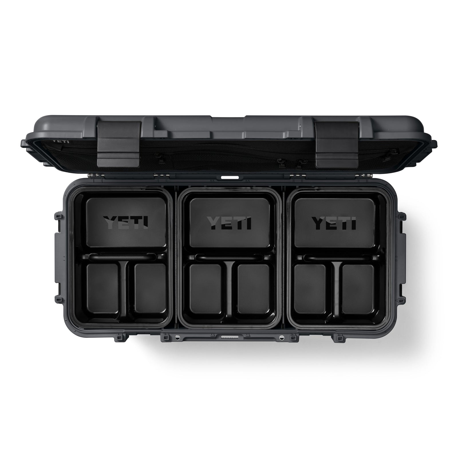 Öffnen Sie die anthrazitfarbene YETI® LoadOut GoBox 60 von YETI, die mit drei großen beschrifteten Fächern und mehreren kleinen quadratischen Fächern für eine organisierte, wasserdichte Aufbewahrung und den Schutz Ihrer Ausrüstung ausgestattet ist.