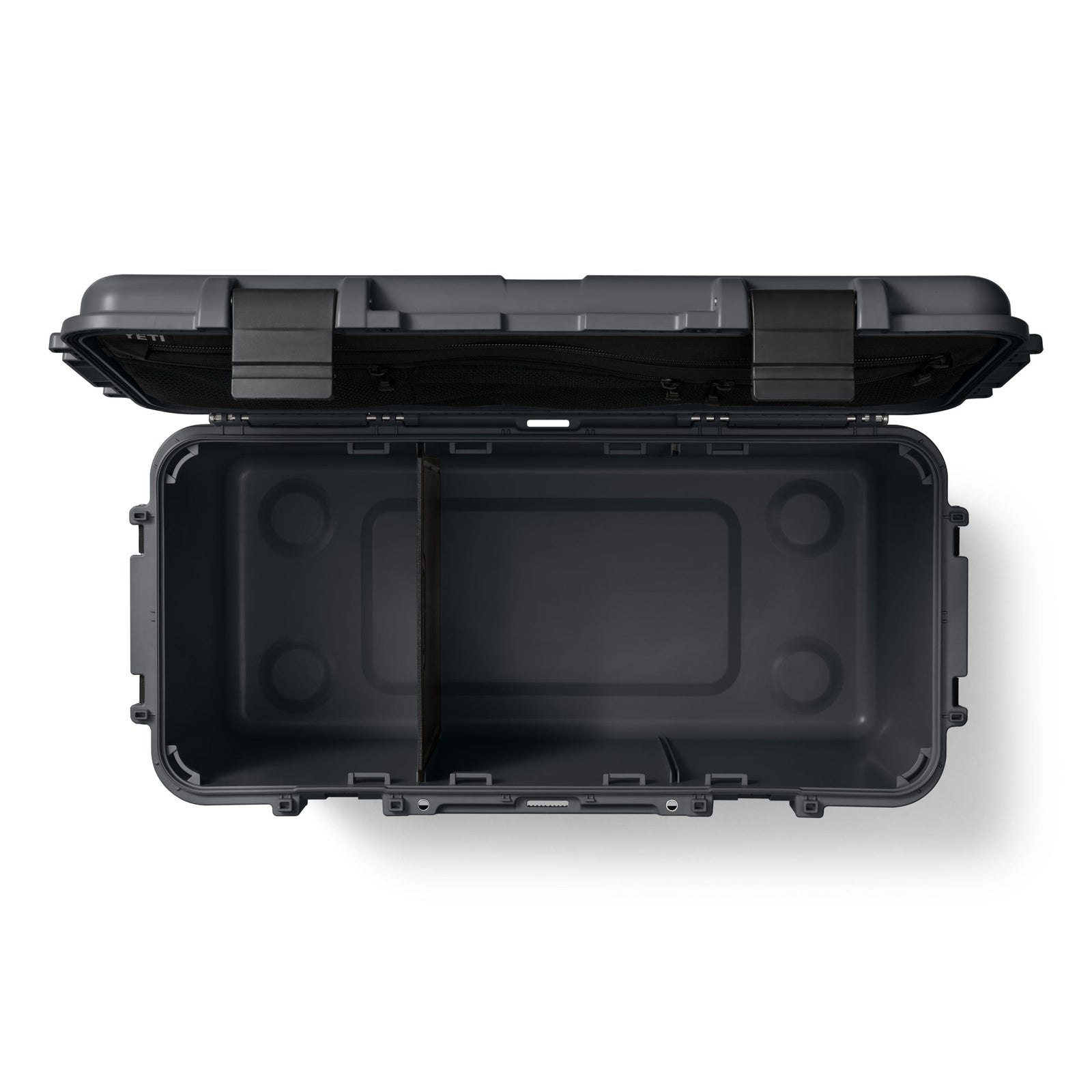 Die YETI® LoadOut GoBox 60 - Charcoal ist von oben nach unten geöffnet und offenbart ihren leeren Innenraum mit Mitteltrennwand und Deckelorganizer mit Reißverschlusstasche - eine robuste, wasserdichte Ausrüstungstasche von YETI.