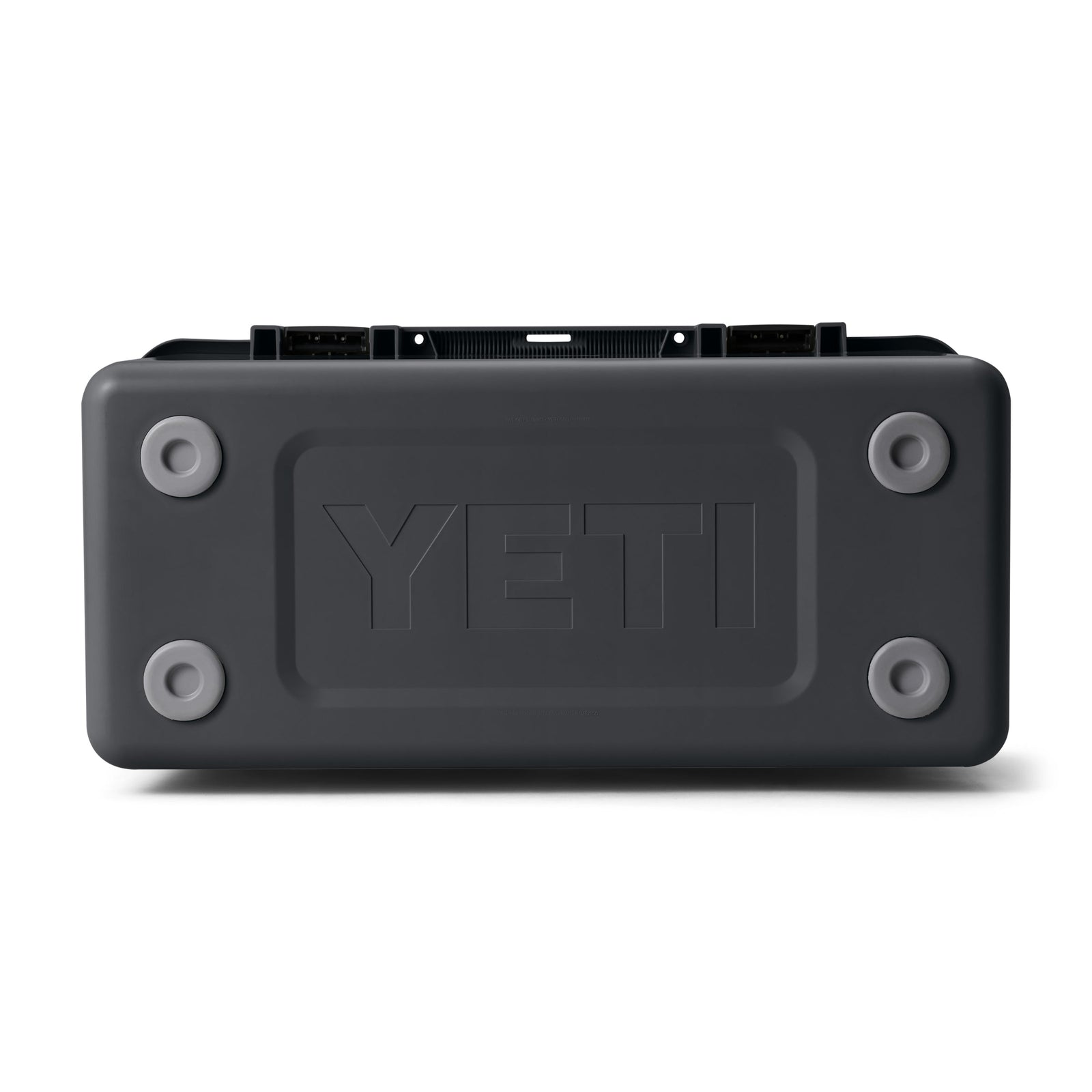 Ansicht der Unterseite der YETI® LoadOut GoBox 60 - Charcoal, mit geprägtem YETI-Logo, vier grauen Gummifüßen an jeder Ecke und einer schwarzen Befestigungsschiene - robust und wasserdicht für jedes Abenteuer.