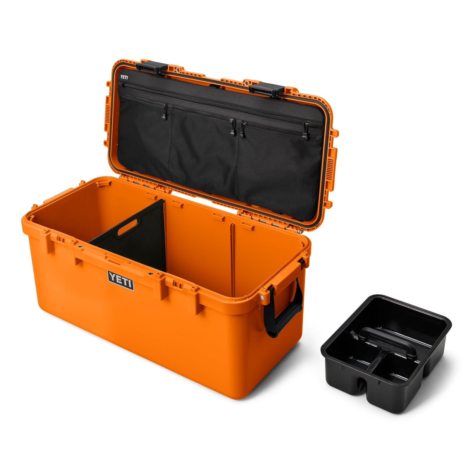 Die YETI® LoadOut GoBox 60 in King Crab Orange hat ein wasserdichtes Design, einen offenen Deckel, schwarze Netztaschen, eine herausnehmbare Trennwand und ein separates schwarzes Fach - ideal, um Ihre Ausrüstung sicher und organisiert aufzubewahren.