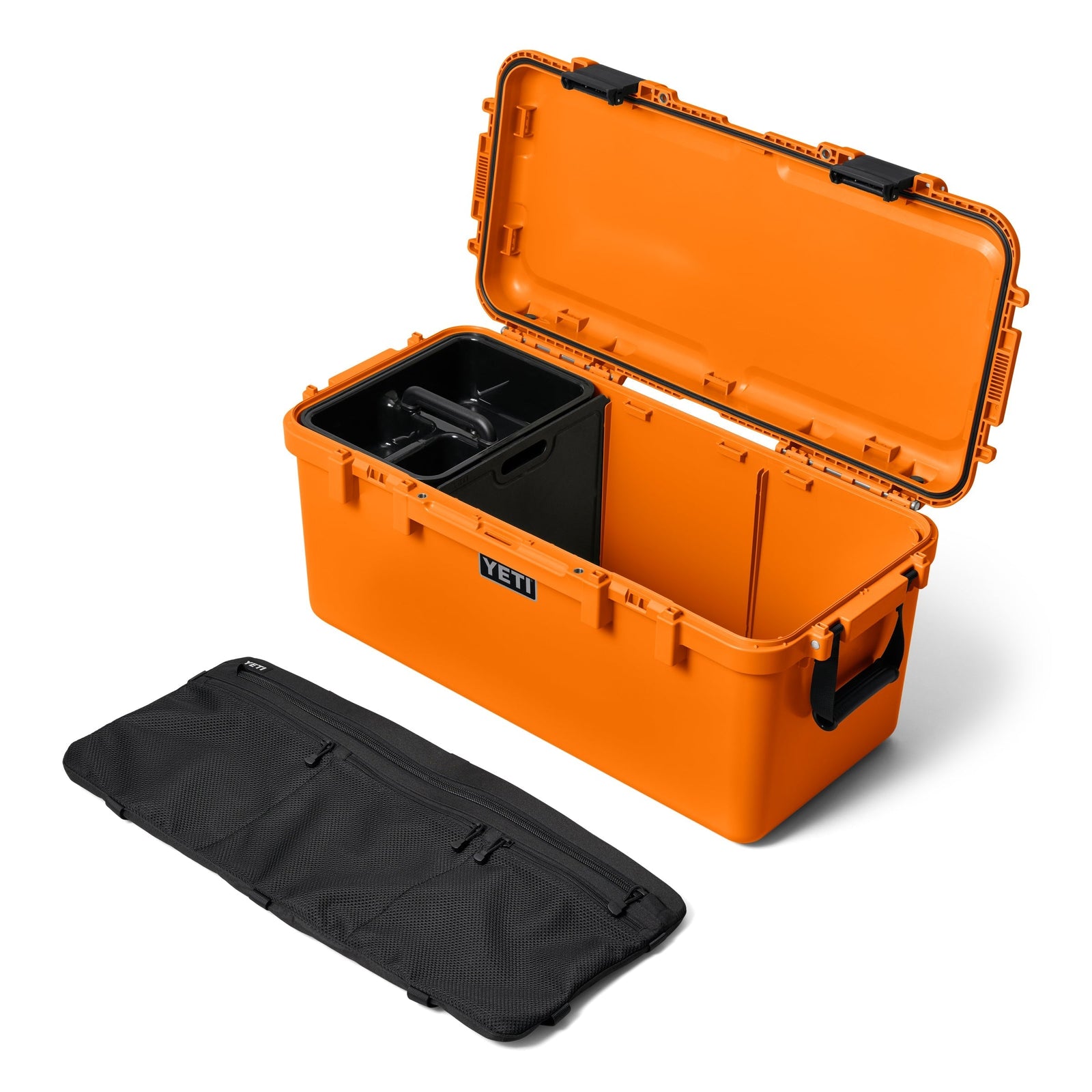 Die YETI® LoadOut GoBox 60 in King Crab Orange ist eine wasserdichte Ausrüstungsbox mit schwarzem Griff, die nach dem Öffnen eine herausnehmbare schwarze Trennwand offenbart. Eine separate schwarze Tasche mit Reißverschluss befindet sich vor der Box.