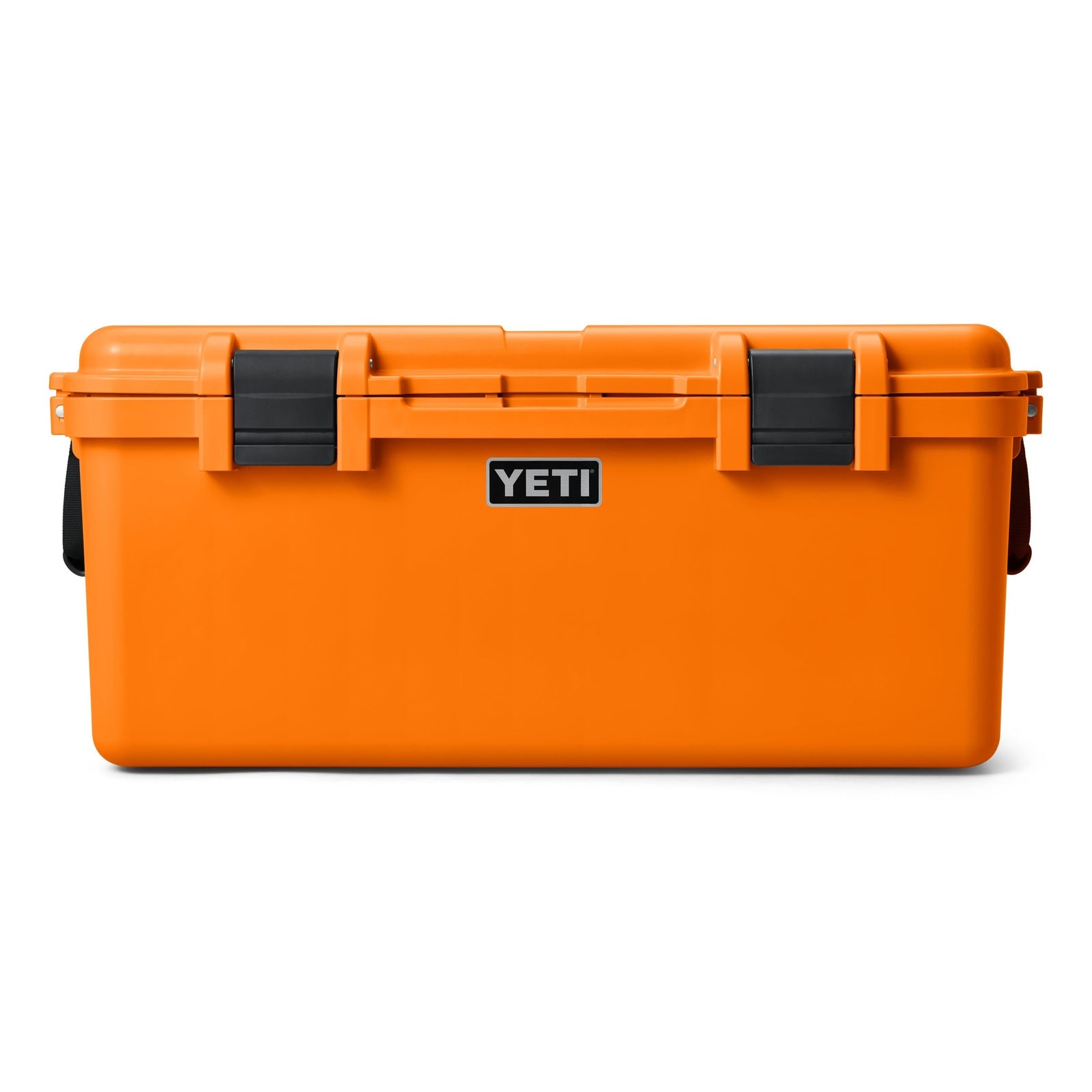 Die YETI® LoadOut GoBox 60 in King Crab Orange hat zwei schwarze Verschlüsse und ein zentrales YETI-Logo auf weißem Hintergrund; diese robuste, wasserdichte Box bietet ultimativen Schutz für Ihre Ausrüstung.