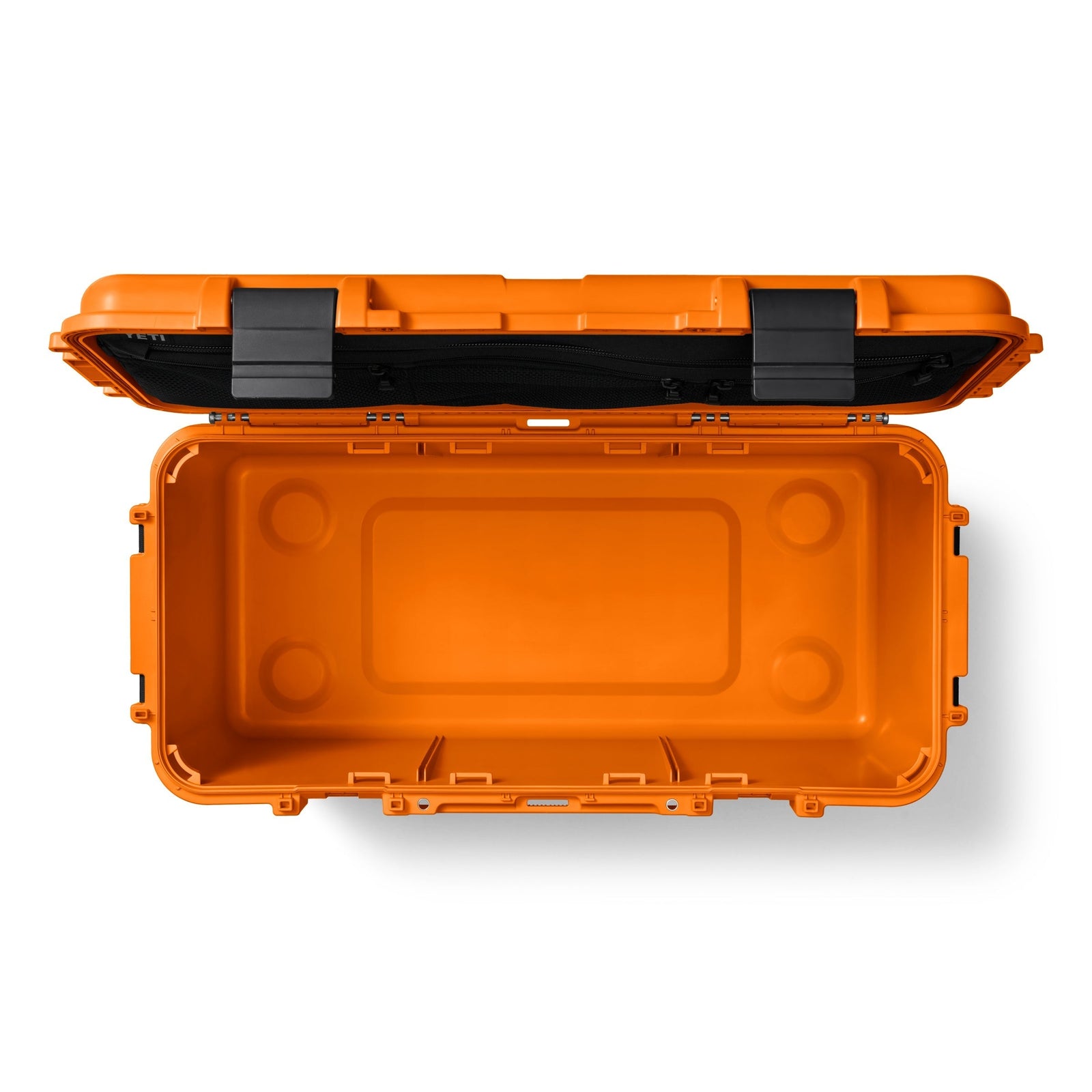 Eine geöffnete, leere YETI® LoadOut GoBox 60 - King Crab Orange mit schwarzen Verschlüssen ist von oben auf einem weißen Hintergrund zu sehen. In diesem robusten, wasserdichten Koffer von YETI ist Ihre Ausrüstung geschützt und organisiert.