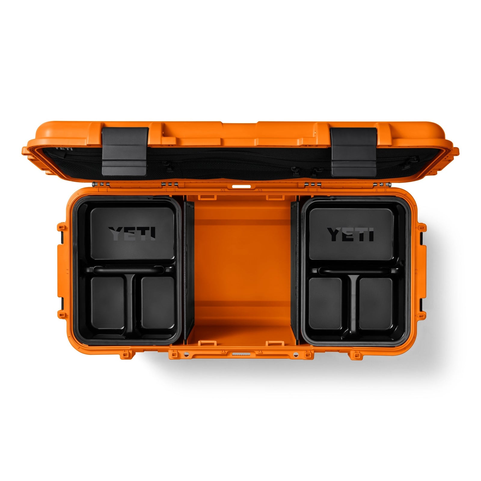 Öffnen Sie die King Crab Orange YETI® LoadOut GoBox 60 mit schwarzen Verschlüssen; im Inneren befinden sich zwei schwarze, wasserdichte Behälter mit jeweils vier Fächern sowie eine Netztasche im Deckel.